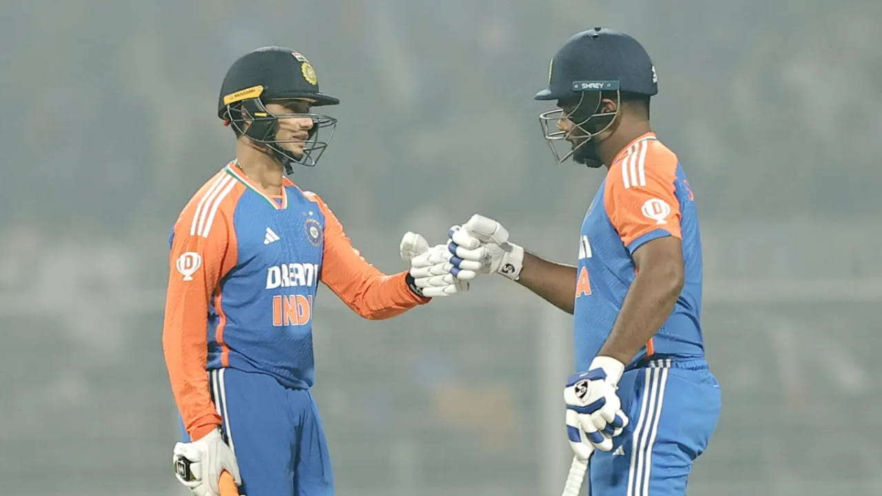 ಶುಭ್​ಮನ್ ಗಿಲ್ ಗಾಯಗೊಂಡಿರುವ ಕಾರಣ ಅವರನ್ನು ಈ ಪಂದ್ಯದಿಂದ ಹೊರಗಿಡಲಾಗಿದೆ. ಹೀಗಾಗಿ ಅವರ ಸ್ಥಾನದಲ್ಲಿ ಆಡುವ ಅವಕಾಶ ಪಡೆದಿರುವ ಸಂಜು ಸ್ಯಾಮ್ಸನ್ ಸಿಕ್ಕ ಅವಕಾಶವನ್ನು ಸದುಪಯೋಗಪಡಿಸಿಕೊಳ್ಳುವ ಸುಳಿವು ನೀಡಿದ್ದಾರೆ. ಇದಕ್ಕೆ ಪೂರಕವಾಗಿ ಅಭಿಷೇಕ್ ಶರ್ಮಾ ಜೊತೆಗೂಡಿ ತಂಡಕ್ಕೆ ಉತ್ತಮ ಆರಂಭವನ್ನು ಒದಗಿಸಿಕೊಟ್ಟರು.