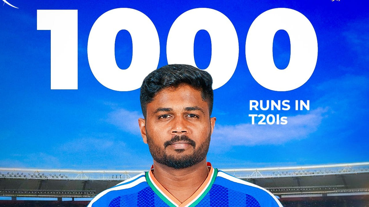 ಬಹಳ ದಿನಗಳ ನಂತರ ತಂಡದಲ್ಲಿ ಆಡುವ ಅವಕಾಶ ಪಡೆದಿದ್ದ ಸಂಜು ಮೊದಲ ಎಸೆತದಿಂದಲೇ ಆಕ್ರಮಣಕಾರಿಯಾಗಿ ಬ್ಯಾಟ್ ಬೀಸಿದ ಸಂಜು ತಮ್ಮ ಇನ್ನಿಂಗ್ಸ್​ನಲ್ಲಿ 5 ರನ್​ ಕಲೆಹಾಕಿದ ಕೂಡಲೇ ಅಂತರರಾಷ್ಟ್ರೀಯ ಟಿ20 ಕ್ರಿಕೆಟ್​ನಲ್ಲಿ 1000 ರನ್​ಗಳ ಗಡಿ ದಾಟಿದರು. ಈ ಮೂಲಕ ಈ ಸಾಧನೆ ಮಾಡಿದ 14 ನೇ ಭಾರತೀಯ ಆಟಗಾರ ಎಂಬ ಹೆಗ್ಗಳಿಕೆಗೆ ಪಾತ್ರರಾದರು. 