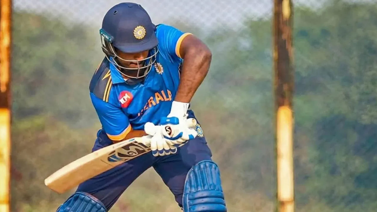 ಸಂಜು ಸ್ಯಾಮ್ಸನ್ ಬಗ್ಗೆ ಹೇಳುವುದಾದರೆ, ಪ್ರಸ್ತುತ ಅತ್ಯುತ್ತಮ ಫಾರ್ಮ್‌ನಲ್ಲಿರುವ ಅವರು ದೇಶೀಯ ಟಿ20 ಟೂರ್ನಮೆಂಟ್, ಸೈಯದ್ ಮುಷ್ತಾಕ್ ಅಲಿ ಟ್ರೋಫಿಯಲ್ಲಿ ಆಡಿದ ಆರು ಇನ್ನಿಂಗ್ಸ್‌ಗಳಲ್ಲಿ 58.25 ಸರಾಸರಿಯಲ್ಲಿ 233 ರನ್ ಗಳಿಸಿದ್ದಾರೆ. ಇದರಲ್ಲಿ 11 ಸಿಕ್ಸರ್‌ಗಳು ಮತ್ತು 21 ಬೌಂಡರಿಗಳು ಸೇರಿವೆ. ಅವರ ಅದ್ಭುತ ಫಾರ್ಮ್ ಹೊರತಾಗಿಯೂ ಸ್ಯಾಮ್ಸನ್‌ಗೆ ಅವಕಾಶ ನೀಡದಿದ್ದರೆ ಅದು ನಿಜಕ್ಕೂ ಅನ್ಯಾಯವಾಗುತ್ತದೆ. ಐದು ಪಂದ್ಯಗಳ ಟಿ20 ಸರಣಿಯಲ್ಲಿ ಅವರು ಎಷ್ಟು ಪಂದ್ಯಗಳನ್ನು ಆಡುತ್ತಾರೆ ಎಂಬುದನ್ನು ಕಾದು ನೋಡಬೇಕಾಗಿದೆ.
