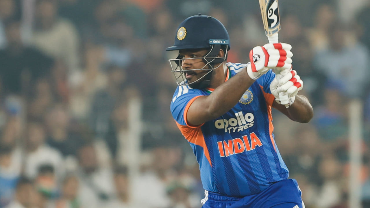 ಭಾರತ ಟಿ20 ತಂಡಕ್ಕೆ ಉಪನಾಯಕನಾಗಿ ಶುಭ್​ಮನ್ ಗಿಲ್ ಆಗಮನದಿಂದಾಗಿ ಆರಂಭಿಕ ಸ್ಥಾನವನ್ನು ಕಳೆದುಕೊಳ್ಳುವುದರ ಜೊತೆಗೆ ಈ ತಂಡದಿಂದ ಹೊರಬೀಳುವ ಆತಂಕದಲ್ಲಿದ್ದ ಸಂಜು ಸ್ಯಾಮ್ಸನ್​ಗೆ ಕೊನೆಯ ಅವಕಾಶವಾಗಿ ತಂಡದಲ್ಲಿ ಆಡುವ ಅದೃಷ್ಟ ಒದಗಿ ಬಂದಿದೆ. ದಕ್ಷಿಣ ಆಫ್ರಿಕಾ ವಿರುದ್ಧದ 5ನೇ ಟಿ20 ಪಂದ್ಯದಲ್ಲಿ ಸಂಜು ಪ್ಲೇಯಿಂಗ್ 11 ನಲ್ಲಿ ಸ್ಥಾನ ಪಡೆದಿದ್ದಾರೆ.