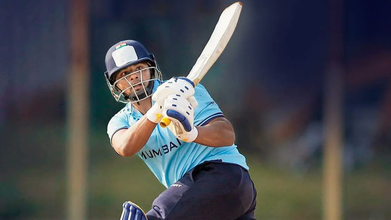 ಐಪಿಎಲ್ 2026 ರ ಮಿನಿ ಹರಾಜು ಸಮೀಪಿಸುತ್ತಿರುವಾಗ ಸರ್ಫರಾಜ್ ಅವರ ಈ ಪ್ರದರ್ಶನ ಅವರಿಗೆ ಐಪಿಎಲ್ನಲ್ಲಿ ಮರುಜನ್ಮ ನೀಡುವ ಅವಕಾಶಕ್ಕೆ ಪುಷ್ಠಿ ನೀಡಿದೆ. ಹರಿಯಾಣ ವಿರುದ್ಧದ ಪಂದ್ಯದಲ್ಲಿ ಸರ್ಫರಾಜ್ ಖಾನ್ ಅದ್ಭುತ ಬ್ಯಾಟಿಂಗ್ ಪ್ರದರ್ಶಿಸಿದರು. ಅಜಿಂಕ್ಯ ರಹಾನೆ ಔಟಾದ ನಂತರ ಕ್ರೀಸ್ಗೆ ಬಂದ ಸರ್ಫರಾಜ್ ಹರಿಯಾಣ ಬೌಲರ್ಗಳ ಮೇಲೆ ದಾಳಿ ಮಾಡಿದರು.