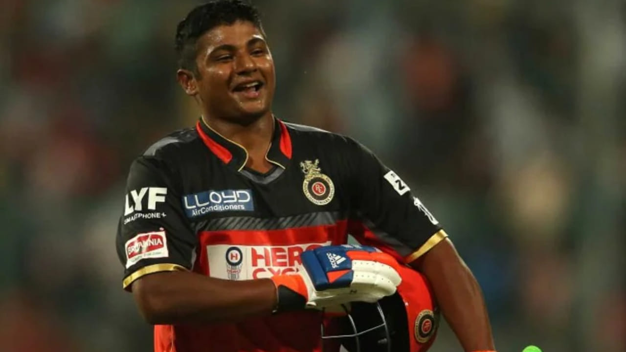 2015 ರಲ್ಲಿ ಆರ್ಸಿಬಿ ಪರ ಐಪಿಎಲ್ಗೆ ಪಾದಾರ್ಪಣೆ ಮಾಡಿದ ಸರ್ಫರಾಜ್ ಖಾನ್, 2016 ಮತ್ತು 2018 ರ ಸೀಸನ್ಗಳಲ್ಲಿ ಆರ್ಸಿಬಿ ಪರ ಆಡಿದ್ದರು. ಆ ಬಳಿಕ 2019 ರಲ್ಲಿ ಪಂಜಾಬ್ ಕಿಂಗ್ಸ್ ಸೇರಿದ ಸರ್ಫರಾಜ್, ಎರಡು ವರ್ಷಗಳ ಕಾಲ ಈ ಫ್ರಾಂಚೈಸಿ ಪರ ಆಡಿದ್ದರು. ನಂತರ 2022 ರ ಹರಾಜಿನಲ್ಲಿ ದೆಹಲಿ ಕ್ಯಾಪಿಟಲ್ಸ್ ಸೇರಿದ ಸರ್ಫರಾಜ್, ಎರಡು ವರ್ಷಗಳ ಕಾಲ ಈ ಫ್ರಾಂಚೈಸಿ ಪರ ಆಡಿದ್ದರು. ಆದಾಗ್ಯೂ ಅವರಿಗೆ ಹೇಳಿಕೊಳ್ಳುವಂತಹ ಯಶಸ್ಸು ಸಿಕ್ಕಿರಲಿಲ್ಲ. ಹೀಗಾಗಿ ಅವರನ್ನು ಹರಾಜಿಗೂ ಮುನ್ನವೇ ತಂಡದಿಂದ ಕೈಬಿಡಲಾಗಿತ್ತು.