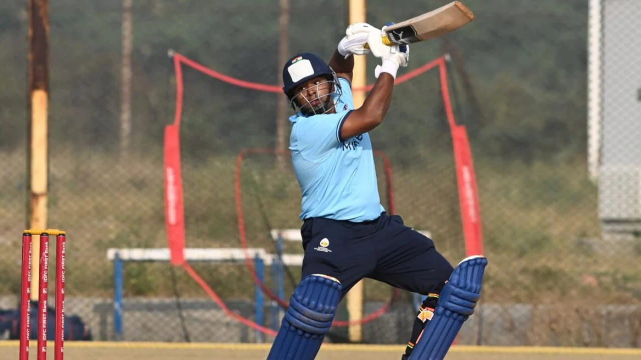 ಪ್ರಸ್ತುತ ಸೈಯದ್ ಮುಷ್ತಾಕ್ ಅಲಿ ಟ್ರೋಫಿಯಲ್ಲಿ ಆಡುತ್ತಿರುವ ಸರ್ಫರಾಜ್ ಖಾನ್, ಪಂದ್ಯಾವಳಿಯಲ್ಲಿ ಅತಿ ಹೆಚ್ಚು ರನ್ ಗಳಿಸಿದ ಆಟಗಾರ ಎನಿಸಿಕೊಂಡಿದ್ದಾರೆ. ಆಡಿರುವ ಏಳು ಪಂದ್ಯಗಳಲ್ಲಿ ಮೂರು ಅರ್ಧಶತಕ ಮತ್ತು ಒಂದು ಶತಕ ಕೂಡ ಬಾರಿಸಿದ್ದಾರೆ. ಇದರಲ್ಲಿ ರಾಜಸ್ಥಾನ ವಿರುದ್ಧ ಕೇವಲ 22 ಎಸೆತಗಳಲ್ಲಿ 73 ರನ್ ಗಳಿಸಿದ ಇನ್ನಿಂಗ್ಸ್ ಕೂಡ ಸೇರಿದೆ. ಈ ಇನ್ನಿಂಗ್ಸ್ನಲ್ಲಿ, ಅವರು ಕೇವಲ 15 ಎಸೆತಗಳಲ್ಲಿ ಅರ್ಧಶತಕ ಪೂರೈಸಿದ್ದರು.