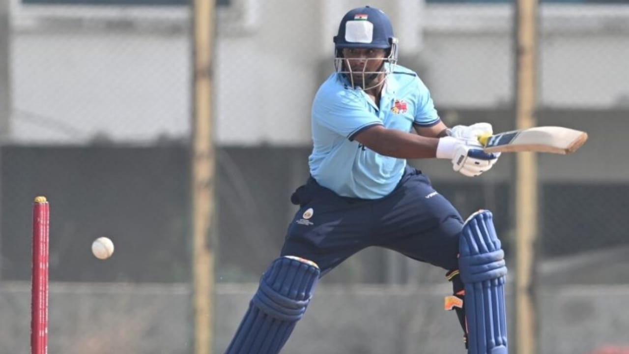 ವಾಸ್ತವವಾಗಿ ಕಳೆದ ನಾಲ್ಕು ವರ್ಷಗಳಿಂದ ಸರ್ಫರಾಜ್ ಖಾನ್ ಐಪಿಎಲ್ನಲ್ಲಿ ನಿರಾಸೆ ಅನುಭವಿಸಿದ್ದಾರೆ. ಐಪಿಎಲ್ 2021 ರಿಂದ ಅವರಿಗೆ ಲೀಗ್ನಲ್ಲಿ ಆಡಲು ಅವಕಾಶ ಸಿಕ್ಕಿಲ್ಲ. ಸರ್ಫರಾಜ್ ಇದುವರೆಗೆ 40 ಐಪಿಎಲ್ ಪಂದ್ಯಗಳಲ್ಲಿ 23.21 ಸರಾಸರಿಯಲ್ಲಿ 441 ರನ್ ಗಳಿಸಿದ್ದಾರೆ, ಇದರಲ್ಲಿ ಒಂದು ಅರ್ಧಶತಕವೂ ಸೇರಿದೆ.