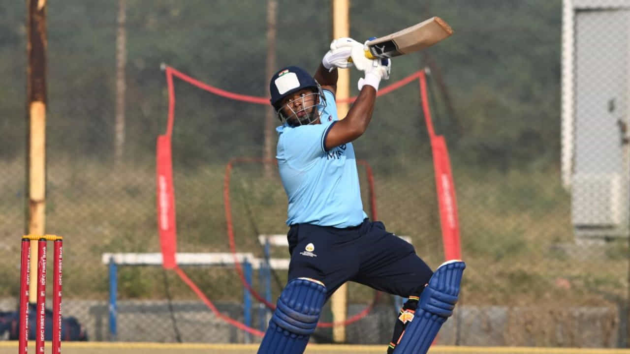 ಪ್ರಸ್ತುತ ಭಾರತದಲ್ಲಿ ನಡೆಯುತ್ತಿರುವ ದೇಶಿ ಟೂರ್ನಿ ಸೈಯದ್ ಮುಷ್ತಾಕ್ ಅಲಿ ಟ್ರೋಫಿಯಲ್ಲಿ ಸರ್ಫರಾಜ್ ಖಾನ್ ಸಿಡಿಲಬ್ಬರದ ಬ್ಯಾಟಿಂಗ್ ಪ್ರದರ್ಶನ ನೀಡಿದ್ದಾರೆ. ಹರಿಯಾಣ ವಿರುದ್ಧದ ಪಂದ್ಯದಲ್ಲಿ ಮುಂಬೈ ತಂಡವನ್ನು ಗೆಲುವಿನತ್ತ ಮುನ್ನಡೆಸಿದ ಸರ್ಫರಾಜ್ ಈ ಪಂದ್ಯದಲ್ಲಿ ಕೇವಲ 25 ಎಸೆತಗಳನ್ನು ಎದುರಿಸಿ 256 ರ ಸ್ಟ್ರೈಕ್ ರೇಟ್ನಲ್ಲಿ 64 ರನ್ ಬಾರಿಸಿದರು.