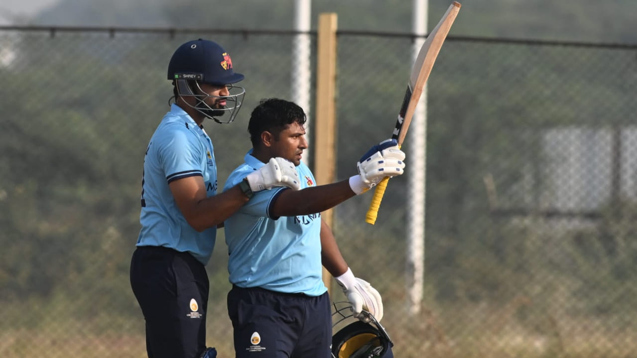 ದೇಶೀ ಟೂರ್ನಿಗಳಲ್ಲಿ ಅಮೋಘ ಪ್ರದರ್ಶನ ನೀಡಿ ಪದೇ ಪದೇ ಟೀಂ ಇಂಡಿಯಾ ಕದ ತಟ್ಟುತ್ತಿರುವ ಸರ್ಫರಾಜ್ ಖಾನ್​ಗೆ ನಾನಾ ಕಾರಣಗಳಿಂದ ಭಾರತ ತಂಡದಲ್ಲಿ ಅವಕಾಶ ಸಿಗುತ್ತಿಲ್ಲ. ಆದಾಗ್ಯೂ ತಮ್ಮ ಪ್ರಯತ್ನಗಳನ್ನು ಕೈಬಿಡದ ಸರ್ಫರಾಜ್ ನಡೆಯುತ್ತಿರುವ ಸೈಯದ್ ಮುಷ್ತಾಕ್ ಅಲಿ ಟಿ20 ಟ್ರೋಫಿಯಲ್ಲಿ ಅಸ್ಸಾಂ ವಿರುದ್ಧದ ಪಂದ್ಯದಲ್ಲಿ ಭರ್ಜರಿ ಶತಕ ಸಿಡಿಸಿ ಮಿಂಚಿದ್ದಾರೆ.