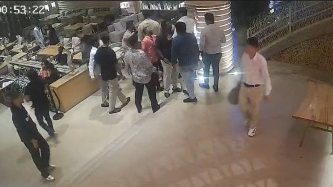 ಬೆಂಗಳೂರು: ಮಾಜಿ ಬಿಗ್ ಬಾಸ್ ಸ್ಪರ್ಧಿ, ನಿರೂಪಕಿಯ ಮಾಜಿ ಪತಿ ಪಬ್ ಸಿಬ್ಬಂದಿ ಮೇಲೆ ಹಲ್ಲೆ ಮಾಡಿದ ವಿಡಿಯೋ ವೈರಲ್ ಬೆಂಗಳೂರು: ಮಾಜಿ ಬಿಗ್ ಬಾಸ್ ಸ್ಪರ್ಧಿ, ನಿರೂಪಕಿಯ ಮಾಜಿ ಪತಿ ಪಬ್ ಸಿಬ್ಬಂದಿ ಮೇಲೆ ಹಲ್ಲೆ ಮಾಡಿದ ವಿಡಿಯೋ ವೈರಲ್