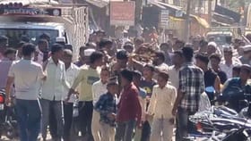 ಲೈಂಗಿಕ ಕಿರುಕುಳ: ಶಿಕ್ಷಕನಿಗೆ ಚಪ್ಪಲಿ ಹಾರದೊಂದಿಗೆ ಮೆರವಣಿಗೆ