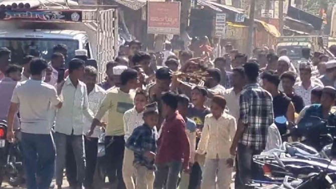 ಲೈಂಗಿಕ ಕಿರುಕುಳ: ಶಿಕ್ಷಕನಿಗೆ ಚಪ್ಪಲಿ ಹಾರದೊಂದಿಗೆ ಮೆರವಣಿಗೆ