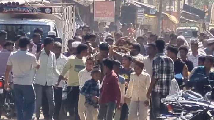 ವಿದ್ಯಾರ್ಥಿನಿಯರಿಗೆ ಲೈಂಗಿಕ ಕಿರುಕುಳ: ಶಿಕ್ಷಕನಿಗೆ ಚಪ್ಪಲಿ ಹಾರ ಹಾಕಿ ಪೊಲೀಸ್ ಠಾಣೆ ತನಕ ಮೆರವಣಿಗೆ ವಿದ್ಯಾರ್ಥಿನಿಯರಿಗೆ ಲೈಂಗಿಕ ಕಿರುಕುಳ: ಶಿಕ್ಷಕನಿಗೆ ಚಪ್ಪಲಿ ಹಾರ ಹಾಕಿ ಪೊಲೀಸ್ ಠಾಣೆ ತನಕ ಮೆರವಣಿಗೆ