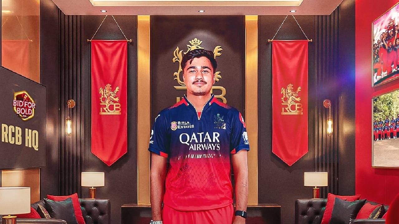 ಸತ್ವಿಕ್ ದೇಸ್ವಾಲ್: ದೇಶೀಯ ಅಂಗಳದಲ್ಲಿ ಪುದುಚೇರಿ ಪರ ಕಣಕ್ಕಿಯುವ 18 ವರ್ಷದ ಆಲ್ ರೌಂಡರ್ ಸತ್ವಿಕ್ ದೇಸ್ವಾಲ್ ಅವರನ್ನು ಸಹ ಆರ್​ಸಿಬಿ ಖರೀದಿಸಿದೆ. 30 ಲಕ್ಷ ರೂ. ಮೂಲ ಬೆಲೆಯೊಂದಿಗೆ ಕಾಣಿಸಿಕೊಂಡಿದ್ದ ಸತ್ವಿಕ್ ಅವರನ್ನು ಬೇಸ್ ಪ್ರೈಸ್ ಗೆ ಆರ್ ಸಿಬಿ ಪರ್ಚೇಸ್ ಮಾಡಿದ್ದಾರೆ.