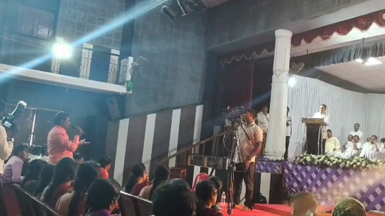 ಶಿಕ್ಷಕರ ಬಗ್ಗೆ ಕರ್ನಾಟಕ ರಾಜ್ಯ ಸರ್ಕಾರಿ ನೌಕರರ ಸಂಘದ ಅಧ್ಯಕ್ಷ ಸಿ.ಎಸ್. ಷಡಕ್ಷರಿ ವಿವಾದಾತ್ಮಕ ಹೇಳಿಕೆ ಶಿಕ್ಷಕರ ಬಗ್ಗೆ ಕರ್ನಾಟಕ ರಾಜ್ಯ ಸರ್ಕಾರಿ ನೌಕರರ ಸಂಘದ ಅಧ್ಯಕ್ಷ ಸಿ.ಎಸ್. ಷಡಕ್ಷರಿ ವಿವಾದಾತ್ಮಕ ಹೇಳಿಕೆ