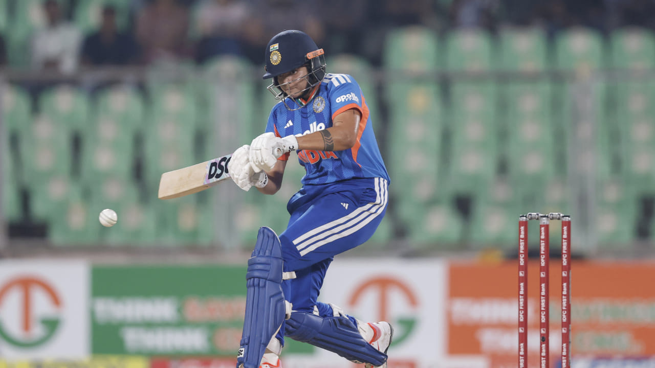 ಇನ್ನು ಈ ಪಂದ್ಯದಲ್ಲಿ ಟೀಂ ಇಂಡಿಯಾದ ಲೇಡಿ ಸೆಹ್ವಾಗ್ ಅಲಿಯಾಸ್ ಶಫಾಲಿ ವರ್ಮಾ ದೊಡ್ಡ ದಾಖಲೆ ನಿರ್ಮಿಸುವ ಅವಕಾಶವನ್ನು ಹೊಂದಿದ್ದಾರೆ. ಮೊದಲ ಪಂದ್ಯವನ್ನು ಹೊರತುಪಡಿಸಿ, ನಂತರದ ಎಲ್ಲಾ ಮೂರು ಪಂದ್ಯಗಳಲ್ಲಿ ಶಫಾಲಿ ವರ್ಮಾ ಅಬ್ಬರಿಸಿದ್ದಾರೆ. ಮೊದಲ ಪಂದ್ಯದಲ್ಲಿ ಶಫಾಲಿ 9 ರನ್‌ಗಳಿಗೆ ಔಟಾಗಿದ್ದರು. 