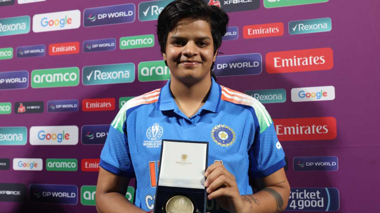 ಮಹಿಳಾ ವಿಶ್ವಕಪ್ನ ಕೊನೆಯ ಹಂತದಲ್ಲಿ ಟೀಂ ಇಂಡಿಯಾವನ್ನು ಸೇರಿಕೊಂಡ ಶಫಾಲಿ ವರ್ಮಾ, ಸೆಮಿಫೈನಲ್ ಪಂದ್ಯದಲ್ಲಿ ಉತ್ತಮ ಪ್ರದರ್ಶನ ನೀಡದಿದ್ದರೂ, ಫೈನಲ್ ಪಂದ್ಯದಲ್ಲಿ ಮಾತ್ರ 78 ಎಸೆತಗಳಲ್ಲಿ 87 ರನ್ಗಳ ಇನ್ನಿಂಗ್ಸ್ ಆಡಿದರು. ಶಫಾಲಿ ಅವರ ಈ ಇನ್ನಿಂಗ್ಸ್ ಟೀಂ ಇಂಡಿಯಾದ ಗೆಲುವಿನಲ್ಲಿ ಪ್ರಮುಖ ಪಾತ್ರ ವಹಿಸಿತು. ಇದೀಗ ಆ ಪ್ರದರ್ಶನಕ್ಕೆ ಶಫಾಲಿಗೆ ನವೆಂಬರ್ ತಿಂಗಳ ಐಸಿಸಿ ಮಹಿಳಾ ಆಟಗಾರ್ತಿ ಎಂಬ ಪ್ರಶಸ್ತಿಯೂ ಲಭಿಸಿದೆ.