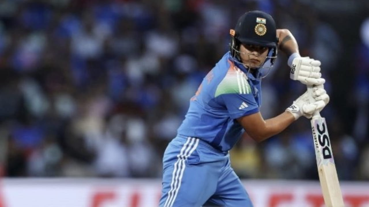 ಶಫಾಲಿ, ವಿಶ್ವಕಪ್ ಫೈನಲ್ನಲ್ಲಿ 87 ರನ್ಗಳ ಇನ್ನಿಂಗ್ಸ್ ಆಡುವುದರ ಜೊತೆಗೆ ಸ್ಮೃತಿ ಮಂಧಾನ ಅವರೊಂದಿಗೆ ಶತಕದ ಆರಂಭಿಕ ಪಾಲುದಾರಿಕೆಯನ್ನು ಹಂಚಿಕೊಂಡರು . ಫೈನಲ್ನಲ್ಲಿ ಶೆಫಾಲಿ ಅವರ ಕೊಡುಗೆ ಕೇವಲ ಬ್ಯಾಟಿಂಗ್ಗೆ ಸೀಮಿತವಾಗಿರಲಿಲ್ಲ; ಅವರು ಚೆಂಡಿನಲ್ಲೂ ಅದ್ಭುತ ಪ್ರದರ್ಶನ ನೀಡಿದರು. ಫೈನಲ್ನಲ್ಲಿ ಶೆಫಾಲಿ ವರ್ಮಾ ಏಳು ಓವರ್ಗಳನ್ನು ಬೌಲಿಂಗ್ ಮಾಡಿ ಮರಿಜಾನ್ನೆ ಕಪ್ಪ್ ಅವರ ವಿಕೆಟ್ ಸೇರಿದಂತೆ 36 ರನ್ಗಳಿಗೆ ಎರಡು ವಿಕೆಟ್ಗಳನ್ನು ಪಡೆದರು.