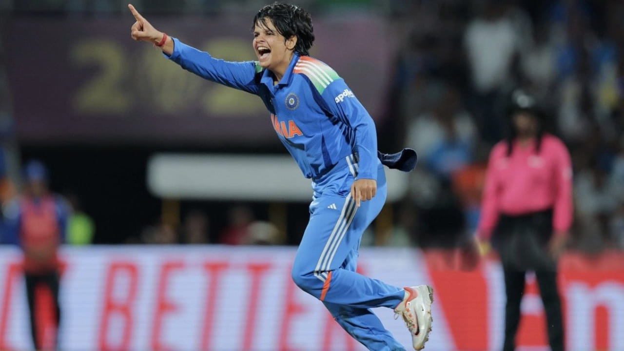 21 ವರ್ಷದ ಶಫಾಲಿ, ಥೈಲ್ಯಾಂಡ್ನ ತಿಪ್ಪೈಚಾ ಪುಥಾವೊಂಗ್ ಮತ್ತು ಯುಎಇಯ ಇಶಾ ಓಜಾ ಅವರನ್ನು ಸೋಲಿಸಿ ತಮ್ಮ ಮೊದಲ ತಿಂಗಳ ಆಟಗಾರ್ತಿ ಪ್ರಶಸ್ತಿಯನ್ನು ಗೆದಿದ್ದಾರೆ. ಪ್ರಶಸ್ತಿಗೆ ಭಾಜನರಾದ ಬಳಿಕ ಸಂತಸ ವ್ಯಕ್ತಪಡಿಸಿರುವ ಶಫಾಲಿ, ನವೆಂಬರ್ ತಿಂಗಳ ಮಹಿಳಾ ಆಟಗಾರ್ತಿ ಪ್ರಶಸ್ತಿಗೆ ಆಯ್ಕೆಯಾಗಲು ನನಗೆ ನಿಜಕ್ಕೂ ಗೌರವವಾಗಿದೆ. ಈ ಪ್ರಶಸ್ತಿಯನ್ನು ನನ್ನ ತಂಡದ ಸದಸ್ಯರು, ನನ್ನ ಎಲ್ಲಾ ತರಬೇತುದಾರರು, ಕುಟುಂಬ ಮತ್ತು ನನ್ನ ಪ್ರಯಾಣದಲ್ಲಿ ಇಲ್ಲಿಯವರೆಗೆ ನನ್ನನ್ನು ಬೆಂಬಲಿಸಿದ ಎಲ್ಲರಿಗೂ ಅರ್ಪಿಸುತ್ತೇನೆ. ನಾವು ಒಂದು ತಂಡವಾಗಿ ಗೆಲ್ಲುತ್ತೇವೆ ಮತ್ತು ಸೋಲುತ್ತೇವೆ. ಈ ಪ್ರಶಸ್ತಿಗೂ ಇದು ಅನ್ವಯಿಸುತ್ತದೆ’ ಎಂದು ಶೆಫಾಲಿ ಹೇಳಿದ್ದಾರೆ.