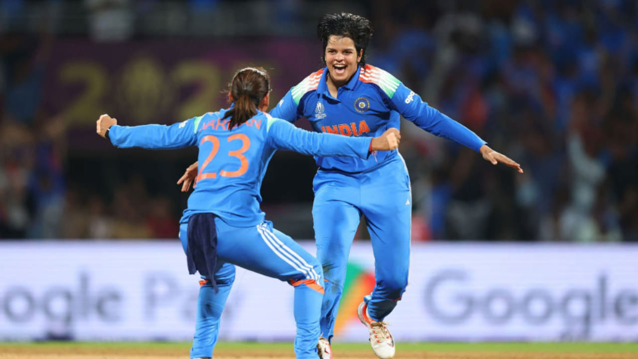ಭಾರತ ಮಹಿಳಾ ತಂಡ ಚೊಚ್ಚಲ ಏಕದಿನ ವಿಶ್ವಕಪ್ ಗೆದ್ದು ತಿಂಗಳುಗಳ ಕಳೆದಿವೆ. ಮೊದಲಿಗೆ ಭಾರತ ವಿಶ್ವಕಪ್ ತಂಡದಲ್ಲಿ ಆಯ್ಕೆಯಾಗದ ಸ್ಫೋಟಕ ಬ್ಯಾಟರ್ ಶಫಾಲಿ ವರ್ಮಾಗೆ ಆ ಬಳಿಕ ಜಾಕ್ಪಾಟ್ ಹೊಡೆದಿತ್ತು. ತಂಡದ ಆರಂಭಿಕ ಆಟಗಾರ್ತಿ ಪ್ರತೀಕಾ ರಾವಲ್ ಗಾಯಗೊಂಡಿದ್ದರಿಂದ ತಂಡಕ್ಕೆ ಎಂಟ್ರಿಕೊಟ್ಟಿದ್ದ ಶಪಾಲಿ ತಂಡವನ್ನು ಚಾಂಪಿಯನ್ ಮಾಡುವಲ್ಲಿ ಪ್ರಮುಖ ಪಾತ್ರವಹಿಸಿದ್ದರು.