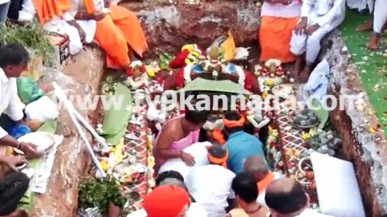 Shamanur Shivashankarappa Funeral: ಪಂಚಪೀಠ ಶ್ರೀಗಳ ಸಮ್ಮುಖದಲ್ಲಿ ಶಾಮನೂರು ಶಿವಶಂಕರಪ್ಪ ಕ್ರಿಯಾಸಮಾಧಿ