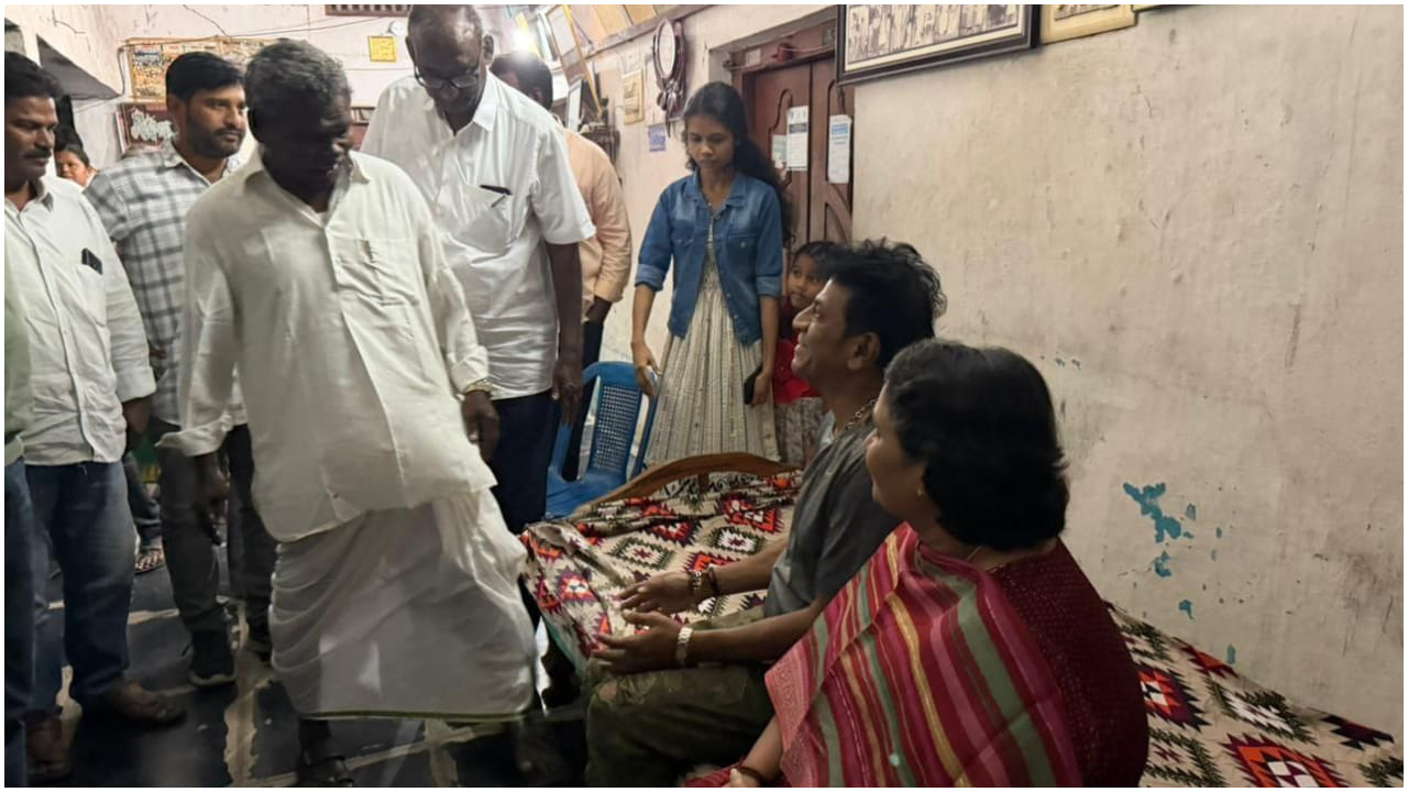 ಶನಿವಾರ (ಡಿಸೆಂಬರ್ 6) ‘ಗುಮ್ಮಡಿ ನರಸಯ್ಯ’ ಸಿನಿಮಾದ ಮುಹೂರ್ತ ಸಮಾರಂಭ ನಡೆಯಲಿದೆ. ಅದಕ್ಕೂ ಮುನ್ನ ಗುಮ್ಮಡಿ ನರಸಯ್ಯ ಅವರ ಕುಟುಂಬವನ್ನು ಶಿವಣ್ಣ ಭೇಟಿಯಾಗಿ ಮಾತುಕಥೆ ನಡೆಸಿದ್ದಾರೆ.