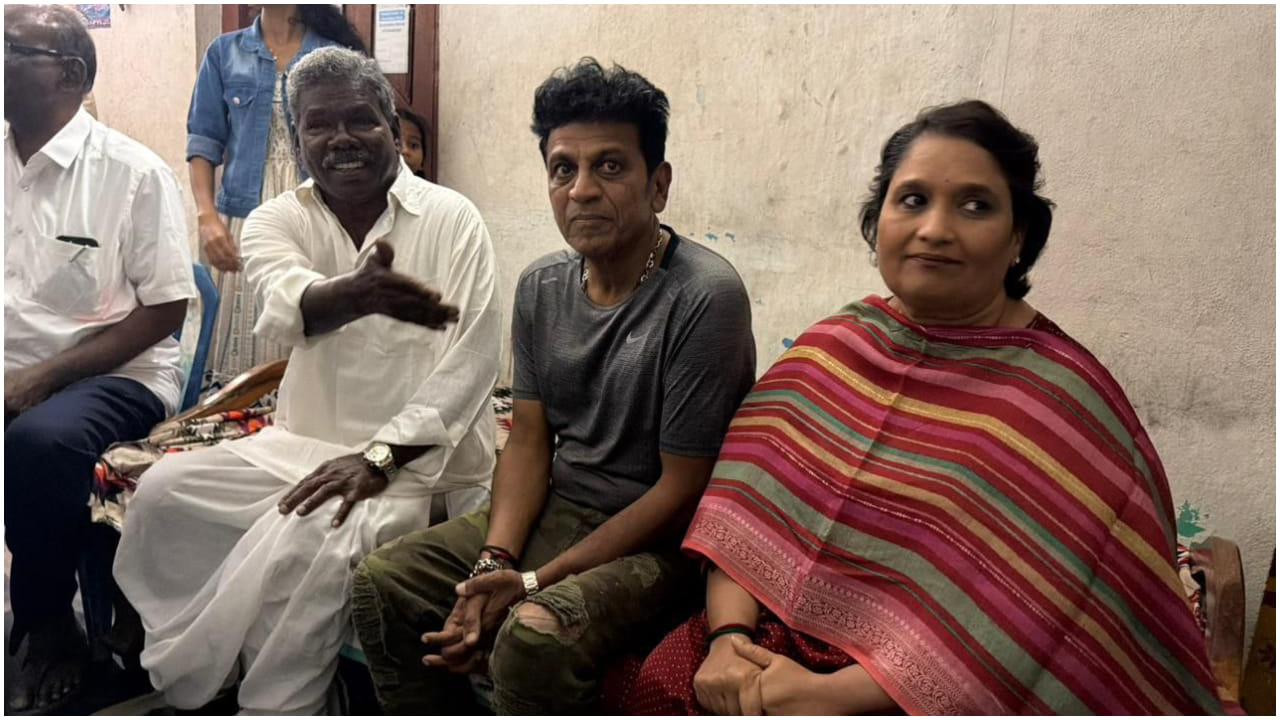 ಮಾಜಿ ಶಾಸಕ ಗುಮ್ಮಡಿ ನರಸಯ್ಯ ಅವರ ಜೀವನಧಾರಿತ ಸಿನಿಮಾದಲ್ಲಿ ಶಿವರಾಜ್​​ಕುಮಾರ್ ಅವರು ನಟಿಸಲಿದ್ದಾರೆ. ಗುಮ್ಮಡಿ ನರಸಯ್ಯ ಅವರ ಪಾತ್ರವನ್ನು ಶಿವಣ್ಣ ಮಾಡಲಿದ್ದಾರೆ. ಹಾಗಾಗಿ ಭೇಟಿ ಮಾಡಿದ್ದಾರೆ.