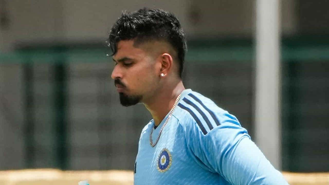 ಆಸ್ಟ್ರೇಲಿಯಾ ಪ್ರವಾಸದಲ್ಲಿ ಗಾಯಗೊಂಡಿದ್ದ ಶ್ರೇಯಸ್ ಅಯ್ಯರ್ ತಂಡಕ್ಕೆ ಮರಳಲು ಇನ್ನೂ ಸ್ವಲ್ಪ ಸಮಯ ತೆಗೆದುಕೊಳ್ಳಬಹುದು. ವರದಿಗಳ ಪ್ರಕಾರ, ನ್ಯೂಜಿಲೆಂಡ್ ವಿರುದ್ಧದ ಏಕದಿನ ಸರಣಿಗೆ ಶ್ರೇಯಸ್ ಅಯ್ಯರ್ ಅವರನ್ನು ಟೀಂ ಇಂಡಿಯಾಕ್ಕೆ ಆಯ್ಕೆ ಮಾಡುವ ಸಾಧ್ಯತೆ ಕಡಿಮೆ. ಶ್ರೇಯಸ್ ಅಯ್ಯರ್ ಪ್ರಸ್ತುತ ಬೆಂಗಳೂರಿನ ಸೆಂಟರ್ ಆಫ್ ಎಕ್ಸಲೆನ್ಸ್ನಲ್ಲಿದ್ದು ಚೇತರಿಕೆಯ ಹಾದಿಯಲ್ಲಿದ್ದಾರೆ. ಆದರೆ ಅವರು ತಂಡಕ್ಕೆ ಮರಳುವ ದಿನಾಂಕವನ್ನು ಮುಂದೂಡಲಾಗಿದೆ.