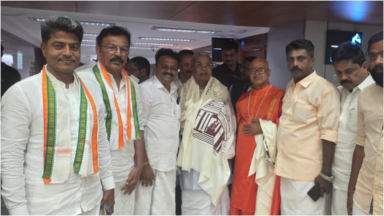 ಮಠಾಧೀಶರಾದ ಬ್ರಹ್ಮಶ್ರೀ ಸಚ್ಚಿದಾನಂದ ಸ್ವಾಮೀಜಿ, ಎಐಸಿಸಿ ಪ್ರಧಾನ ಕಾರ್ಯದರ್ಶಿ  ಕೆಸಿ ವೇಣುಗೋಪಾಲ್, ಉನ್ನತ ಶಿಕ್ಷಣ ಸಚಿವ ಡಾ.ಸುಧಾಕರ್, ನನ್ನ ರಾಜಕೀಯ ಕಾರ್ಯದರ್ಶಿ ನಸೀರ್ ಅಹ್ಮದ್, ಕಾನೂನು ಸಲಹೆಗಾರರಾದ ಎ.ಎಸ್.ಪೊನ್ನಣ್ಣ, ವಿಧಾನ ಪರಿಷತ್ ಸದಸ್ಯರಾದ ಬಿಕೆ ಹರಿಪ್ರಸಾದ್ ಸೇರಿದಂತೆ ಹಲವು ಗಣ್ಯರು ಈ ವೇಳೆ ಹಾಜರಿದ್ದರು ಎಂದು ಸಿದ್ದರಾಮಯ್ಯ ಉಲ್ಲೇಖಿಸಿದ್ದಾರೆ.