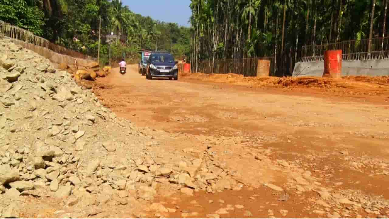 ವರ್ಷ ಕಳೆದರೂ ಮುಗಿದಿಲ್ಲ ಶಿರಸಿ-ಕುಮಟಾ ರಸ್ತೆ ಕಾಮಗಾರಿ: ಆಮೆಗತಿ ಕೆಲಸಕ್ಕೆ ಜನಾಕ್ರೋಶ