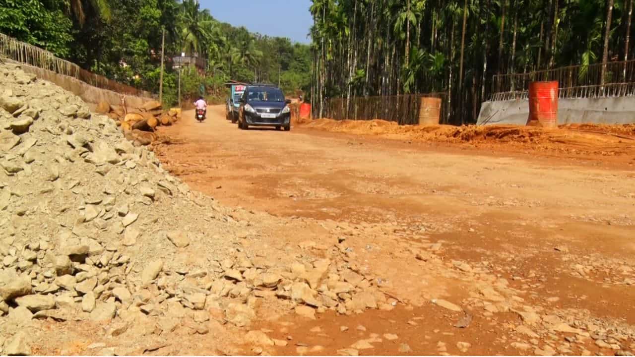 ವರ್ಷ ಕಳೆದರೂ ಮುಗಿದಿಲ್ಲ ಶಿರಸಿ-ಕುಮಟಾ ರಸ್ತೆ ಕಾಮಗಾರಿ: ಆಮೆಗತಿ ಕೆಲಸಕ್ಕೆ ಜನಾಕ್ರೋಶ ವರ್ಷ ಕಳೆದರೂ ಮುಗಿದಿಲ್ಲ ಶಿರಸಿ-ಕುಮಟಾ ರಸ್ತೆ ಕಾಮಗಾರಿ: ಆಮೆಗತಿ ಕೆಲಸಕ್ಕೆ ಜನಾಕ್ರೋಶ