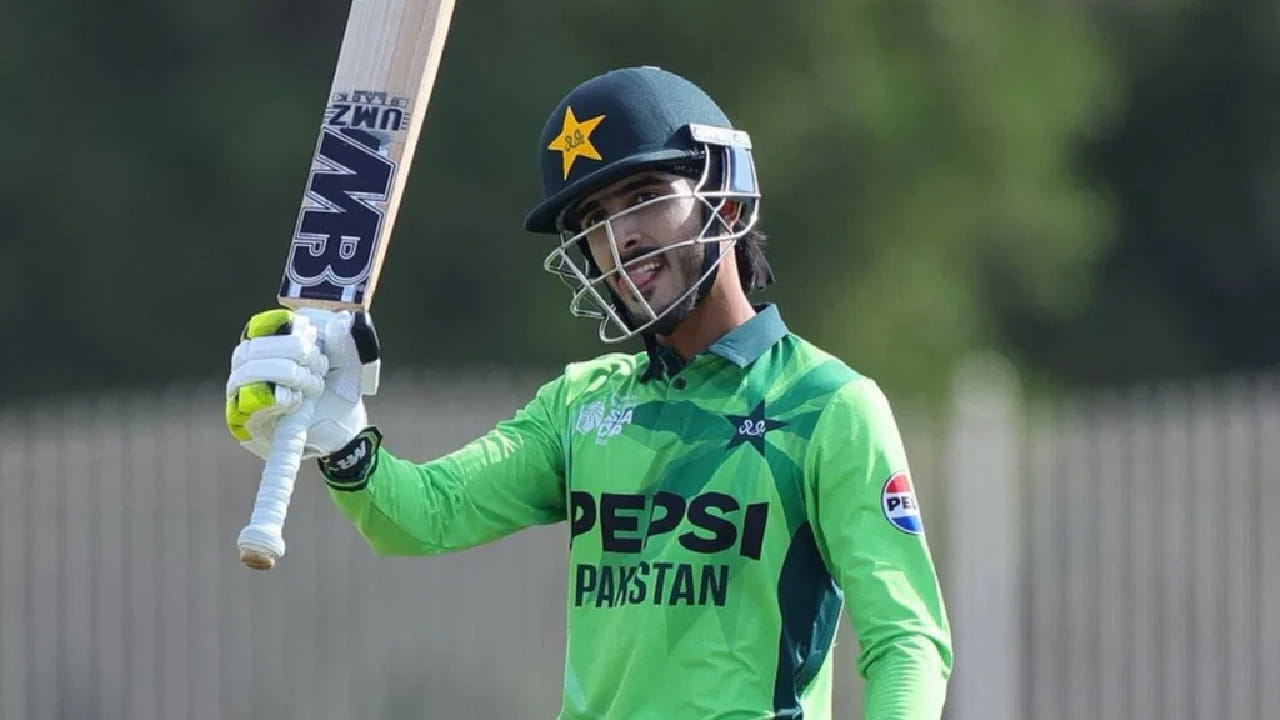 ಈ ದಾಖಲೆ ನಿರ್ಮಾಣವಾಗಿ ದಿನ ಕಳೆಯುವ ಮುನ್ನವೇ ಸಮೀರ್ ಮಿನ್ಹಾಸ್ ಭರ್ಜರಿ ಸೆಂಚುರಿ ಸಿಡಿಸಿದ್ದಾರೆ. ದುಬೈನ ಸೆವೆನ್ಸ್ ಸ್ಟೇಡಿಯಂನಲ್ಲಿ ನಡೆದ ಮಲೇಷ್ಯಾ ವಿರುದ್ಧದ ಪಂದ್ಯದಲ್ಲಿ ಆರಂಭಿಕನಾಗಿ ಕಣಕ್ಕಿಳಿದ ಸಮೀರ್ 148 ಎಸೆತಗಳಲ್ಲಿ 8 ಸಿಕ್ಸ್ ಹಾಗೂ 11 ಫೋರ್ಗಳೊಂದಿಗೆ ಅಜೇಯ 177 ರನ್ ಬಾರಿಸಿದ್ದಾರೆ. ಈ ಮೂಲಕ ಅಂಡರ್-19 ಏಷ್ಯಾಕಪ್ 2025 ಟೂರ್ನಿಯಲ್ಲಿ ಗರಿಷ್ಠ ಸ್ಕೋರ್ಗಳಿಸಿದ ಬ್ಯಾಟರ್ ಎನಿಸಿಕೊಂಡಿದ್ದಾರೆ.