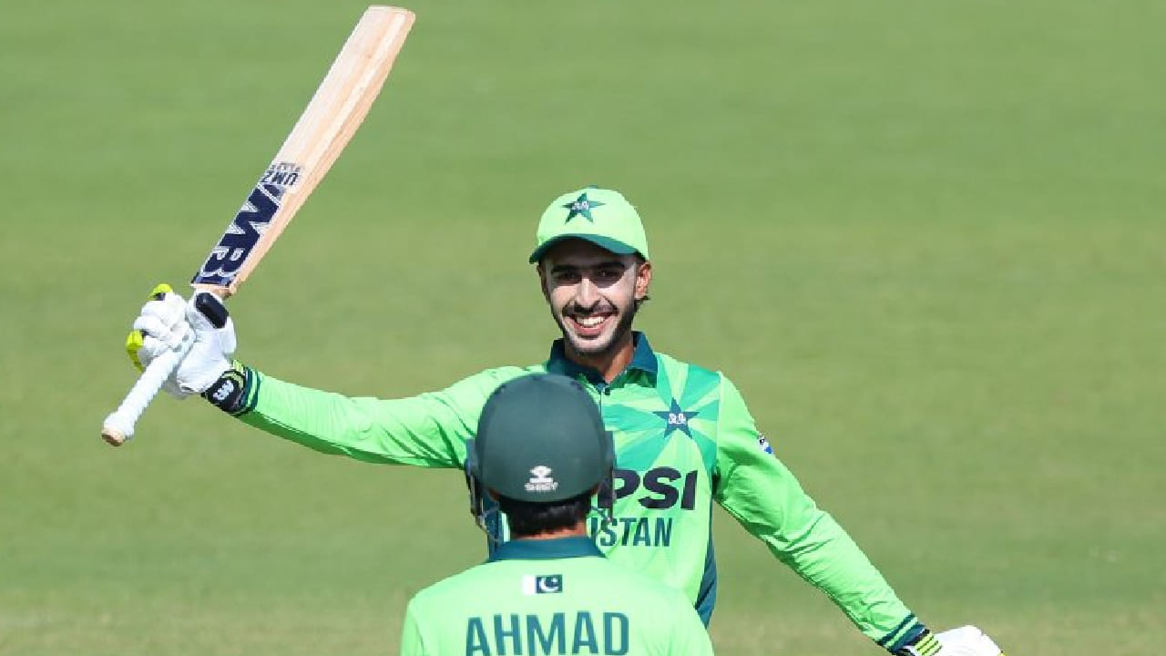 ಇದೀಗ ಬರೋಬ್ಬರಿ 13 ವರ್ಷಗಳ ಬಳಿಕ ಈ ವಿಶ್ವ ದಾಖಲೆಯನ್ನು ಮುರಿಯುವಲ್ಲಿ ಸಮೀರ್ ಮಿನ್ಹಾಸ್ ಯಶಸ್ವಿಯಾಗಿದ್ದಾರೆ. ಮಲೇಷ್ಯಾ ವಿರುದ್ಧದ ಪಂದ್ಯದಲ್ಲಿ ಸಮೀರ್ ಅಜೇಯ 177 ರನ್ಗಳಿಸಿ ಚೊಚ್ಚಲ ಯೂತ್ ಒಡಿಐ ಪಂದ್ಯದಲ್ಲಿ ಗರಿಷ್ಠ ಸ್ಕೋರ್ಗಳಿಸಿದ ಬ್ಯಾಟರ್ ಎಂಬ ವಿಶ್ವ ದಾಖಲೆಯನ್ನು ತಮ್ಮದಾಗಿಸಿಕೊಂಡಿದ್ದಾರೆ.