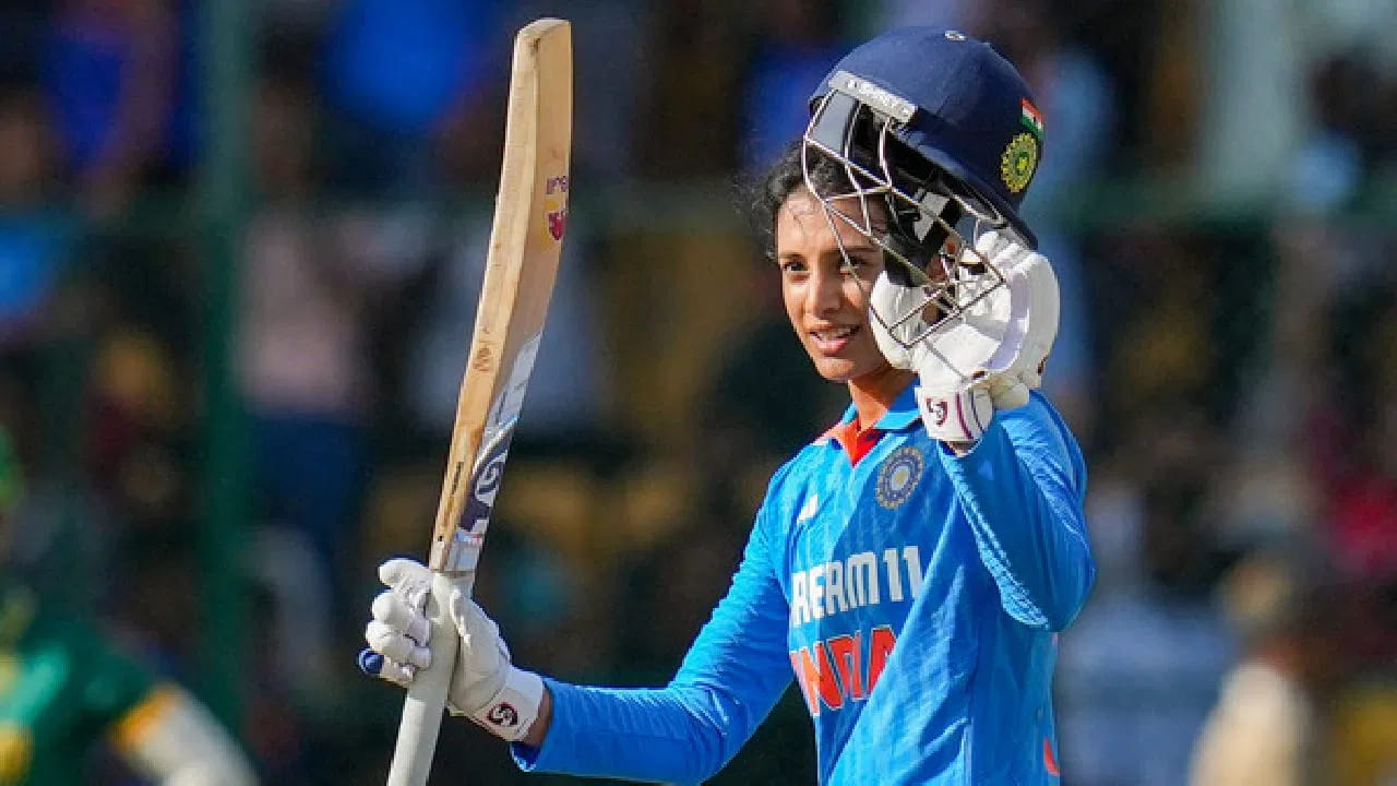 ಸ್ಮೃತಿ ಮಂಧಾನ ಟೀಮ್ ಇಂಡಿಯಾ ಪರ ಈವರೆಗೆ 155 ಮ್ಯಾಚ್​ಗಳನ್ನಾಡಿದ್ದಾರೆ. ಈ ವೇಳೆ 1 ಶತಕ ಹಾಗೂ 31 ಅರ್ಧಶತಕಗಳನ್ನು ಬಾರಿಸಿರುವ ಸ್ಮೃತಿ ಒಟ್ಟು 4007 ರನ್ ಕಲೆಹಾಕಿದ್ದಾರೆ. ಈ ಮೂಲಕ ಟಿ20 ಕ್ರಿಕೆಟ್​ನಲ್ಲಿ 4 ಸಾವಿರ ರನ್ ಕಲೆಹಾಕಿದ ಭಾರತದ ಮೊದಲ ಮಹಿಳಾ ಬ್ಯಾಟರ್ ಹಾಗೂ ವಿಶ್ವದ 2ನೇ ಆಟಗಾರ್ತಿ ಎಂಬ ಹೆಗ್ಗಳಿಕೆಯನ್ನು ತಮ್ಮದಾಗಿಸಿಕೊಂಡಿದ್ದಾರೆ.