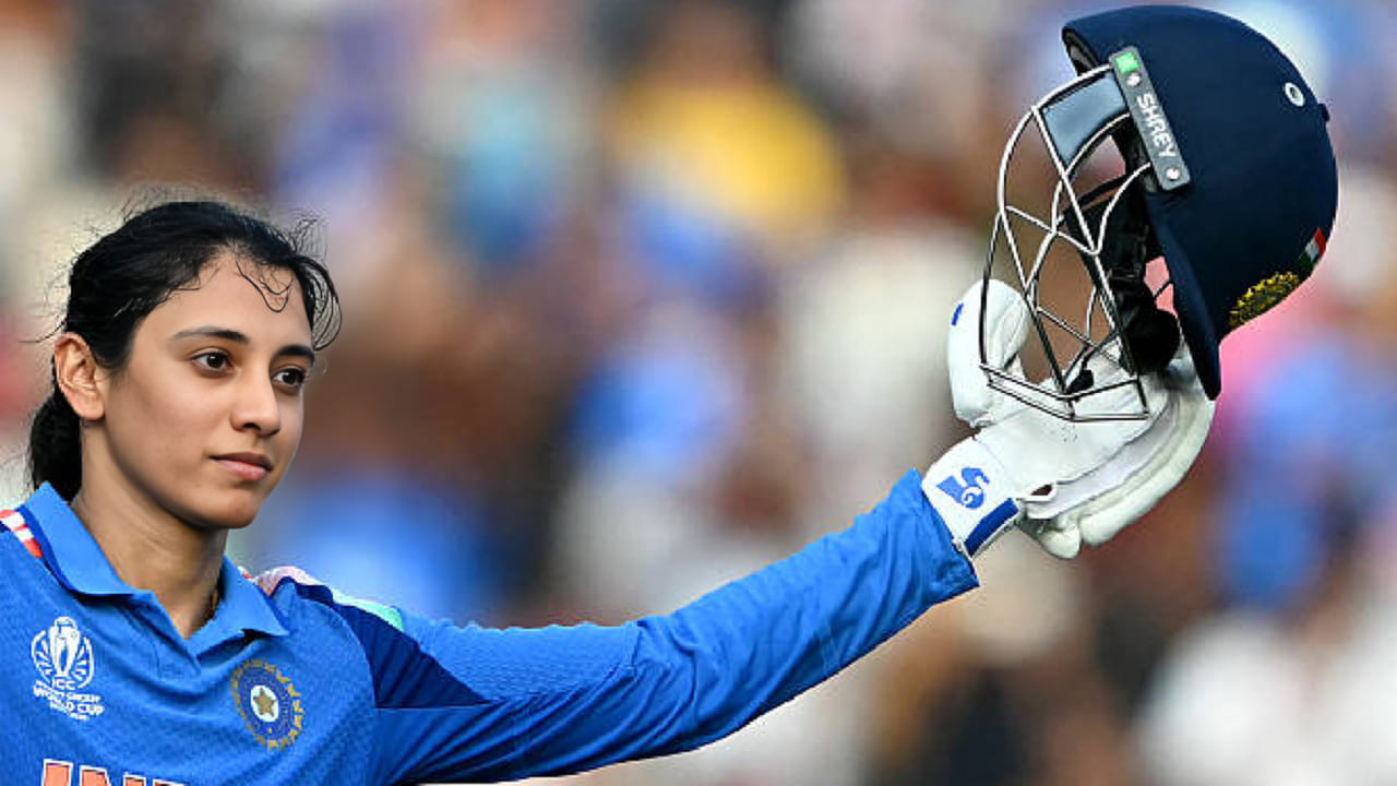 ಶ್ರೀಲಂಕಾ ವಿರುದ್ಧದ ಮೊದಲ ಟಿ20 ಪಂದ್ಯದಲ್ಲಿ ಭಾರತ ಮಹಿಳಾ ತಂಡ ಭರ್ಜರಿ ಜಯ ಸಾಧಿಸಿದೆ. ಈ ಜಯದೊಂದಿಗೆ ಟೀಮ್ ಇಂಡಿಯಾದ ಉಪನಾಯಕಿ ಸ್ಮೃತಿ ಮಂಧಾನ (Smriti Mandhana) ವಿಶೇಷ ದಾಖಲೆಯನ್ನು ಸಹ ನಿರ್ಮಿಸಿದ್ದಾರೆ. ಅಲ್ಲದೆ ಈ ವಿಶ್ವ ದಾಖಲೆ ಬರೆದ ವಿಶ್ವದ 2ನೇ ಬ್ಯಾಟರ್ ಎನಿಸಿಕೊಂಡಿದ್ದಾರೆ.