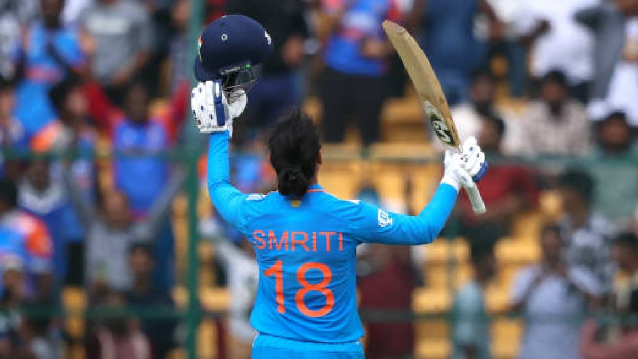 ಈ 80 ರನ್​ಗಳೊಂದಿಗೆ ಸ್ಮೃತಿ ಮಂಧಾನ ಅಂತಾರಾಷ್ಟ್ರೀಯ ಕ್ರಿಕೆಟ್​ನಲ್ಲಿ 10000 ರನ್​ ಪೂರೈಸಿದ್ದಾರೆ. ಈ ಮೂಲಕ ಮಹಿಳಾ ಅಂತಾರಾಷ್ಟ್ರೀಯ ಕ್ರಿಕೆಟ್​ನಲ್ಲಿ ಅತೀ ವೇಗವಾಗಿ 10 ಸಾವಿರ ರನ್ ಗಳಿಸಿದ ಬ್ಯಾಟರ್ ಎಂಬ ವಿಶ್ವ ದಾಖಲೆಯನ್ನು ತಮ್ಮದಾಗಿಸಿಕೊಂಡಿದ್ದಾರೆ.