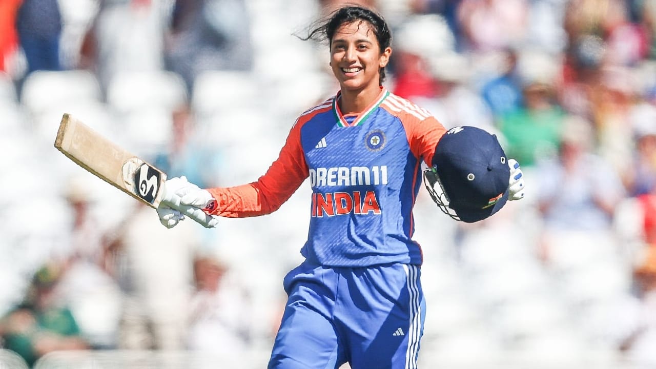 ಇದೀಗ ಈ ದಾಖಲೆಯನ್ನು ಸ್ಮೃತಿ ಮಂಧಾನ ಅಳಿಸಿ ಹಾಕಿದ್ದಾರೆ. ಸ್ಮೃತಿ ಅಂತಾರಾಷ್ಟ್ರೀಯ ಕ್ರಿಕೆಟ್​ನಲ್ಲಿ 10 ಸಾವಿರ ರನ್​ಗಳನ್ನು ಪೂರೈಸಲು ತೆಗದುಕೊಂಡಿರುವುದು ಕೇವಲ 281 ಇನಿಂಗ್ಸ್​ಗಳನ್ನು ಮಾತ್ರ. ಈ ಮೂಲಕ ವುಮೆನ್ಸ್ ಇಂಟರ್​ನ್ಯಾಷನಲ್ ಕ್ರಿಕೆಟ್​ನಲ್ಲಿ ಹೊಸ ವಿಶ್ವ ದಾಖಲೆ ನಿರ್ಮಿಸುವಲ್ಲಿ ಸ್ಮೃತಿ ಮಂಧಾನ ಯಶಸ್ವಿಯಾಗಿದ್ದಾರೆ.