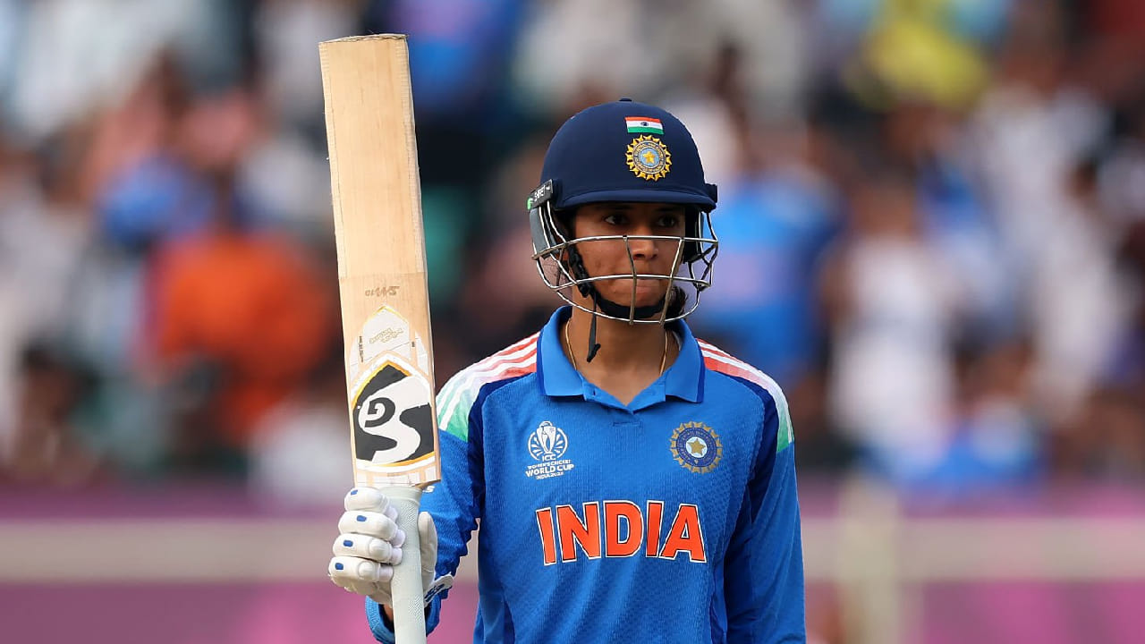 ಇದೀಗ ತನ್ನದೇ ವಿಶ್ವ ದಾಖಲೆಯನ್ನು ಮುರಿದು ಸ್ಮೃತಿ ಮಂಧಾನ ಹೊಸ ಇತಿಹಾಸ ಬರೆದಿದ್ದಾರೆ. ಈ ವರ್ಷ ಈವರೆಗೆ 32 ಅಂತಾರಾಷ್ಟ್ರೀಯ ಇನಿಂಗ್ಸ್ ಆಡಿರುವ ಟೀಮ್ ಇಂಡಿಯಾ ಉಪನಾಯಕಿ ಒಟ್ಟು 1703 ರನ್ ಕಲೆಹಾಕಿದ್ದಾರೆ. ಈ ಮೂಲಕ ವುಮೆನ್ಸ್ ಇಂಟರ್ನ್ಯಾಷನಲ್ ಕ್ರಿಕೆಟ್ನಲ್ಲಿ ಒಂದೇ ವರ್ಷದೊಳಗೆ 1700+ ರನ್ ಕಲೆಹಾಕಿದ ವಿಶ್ವದ ಮೊದಲ ಮಹಿಳಾ ಬ್ಯಾಟರ್ ಎಂಬ ವಿಶ್ವ ದಾಖಲೆಯನ್ನು ತಮ್ಮದಾಗಿಸಿಕೊಂಡಿದ್ದಾರೆ.