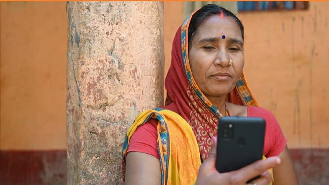 ಮಹಿಳೆಯರು ಸ್ಮಾರ್ಟ್​ಫೋನ್ ಬಳಸುವಂತಿಲ್ಲ, ಕೀಪ್ಯಾಡ್ ಫೋನ್​ಗಳೇ ಗತಿ
