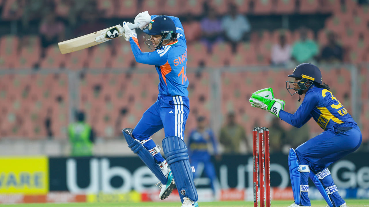 ಭಾರತದ ಪರ ಇದುವರೆಗೆ ಏಳು ಟೆಸ್ಟ್‌ ಪಂದ್ಯಗಳನ್ನಾಡಿರುವ ಸ್ಮೃತಿ ಇದರಲ್ಲಿ 629 ರನ್‌ಗಳು ಮತ್ತು 117 ಏಕದಿನ ಪಂದ್ಯಗಳಲ್ಲಿ 5,322 ರನ್‌ಗಳನ್ನು ಗಳಿಸಿದ್ದಾರೆ. ಹಾಗೆಯೇ ಟಿ20 ಕ್ರಿಕೆಟ್​ನಲ್ಲಿ 4000 ಕ್ಕೂ ಅಧಿಕ ರನ್ ಕಲೆಹಾಕಿರುವ ಸ್ಮೃತಿ ಇದೀಗ ಭಾರತ ಮಹಿಳಾ ಕ್ರಿಕೆಟ್​ನಲ್ಲಿ ಐತಿಹಾಸಿಕ ಮೈಲಿಗಲ್ಲು ದಾಟಿದ್ದಾರೆ. 
