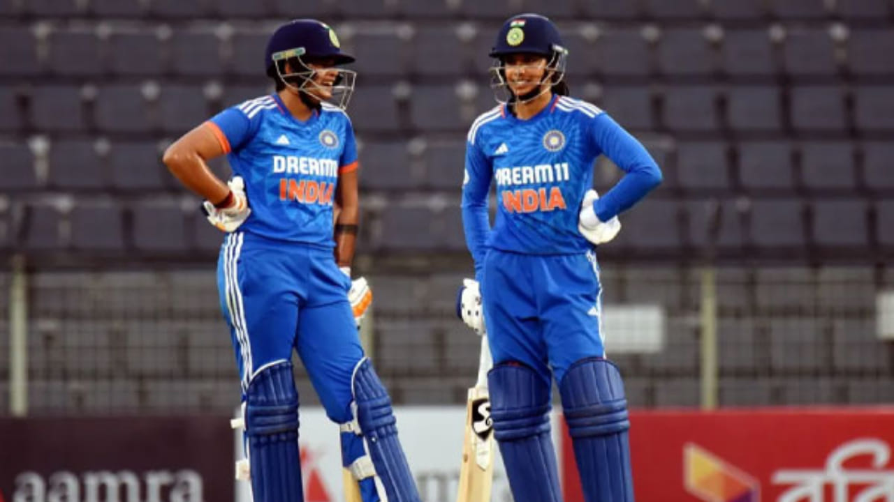 ಭಾರತ ಹಾಗೂ ಶ್ರೀಲಂಕಾ ಮಹಿಳಾ ತಂಡಗಳ ನಡುವಿನ 4ನೇ ಟಿ20 ಪಂದ್ಯ ತಿರುವನಂತಪುರದಲ್ಲಿ ನಡೆಯುತ್ತಿದೆ. ಈ ಪಂದ್ಯದಲ್ಲಿ ಟಾಸ್ ಸೋತ ಟೀಂ ಇಂಡಿಯಾ ಮೊದಲು ಬ್ಯಾಟಿಂಗ್‌ ಮಾಡುತ್ತಿದೆ. ತಂಡಕ್ಕೆ ಆರಂಭಿಕರಿಬ್ಬರು ಉತ್ತಮ ಆರಂಭ ಒದಗಿಸಿಕೊಟ್ಟಿದ್ದಾರೆ. ಅದರಲ್ಲೂ ಮೊದಲ ಮೂರು ಪಂದ್ಯಗಳಲ್ಲಿ ರನ್ ಬರ ಎದುರಿಸಿದ್ದ ಸ್ಮೃತಿ ಈ ಪಂದ್ಯದಲ್ಲಿ ಭರ್ಜರಿಯಾಗಿ ಬ್ಯಾಟ್ ಬೀಸಿದ್ದಾರೆ.