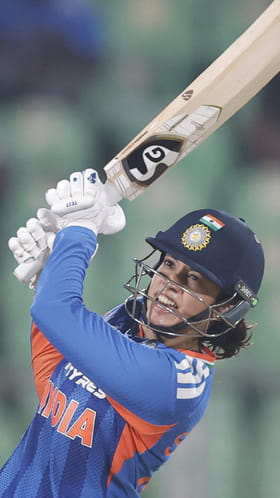 ಸ್ಮೃತಿ ಸಿಡಿಸಿದ ಸ್ಟೈಲಿಶ್ ಸಿಕ್ಸರ್ ಹೇಗಿತ್ತು ನೋಡಿ