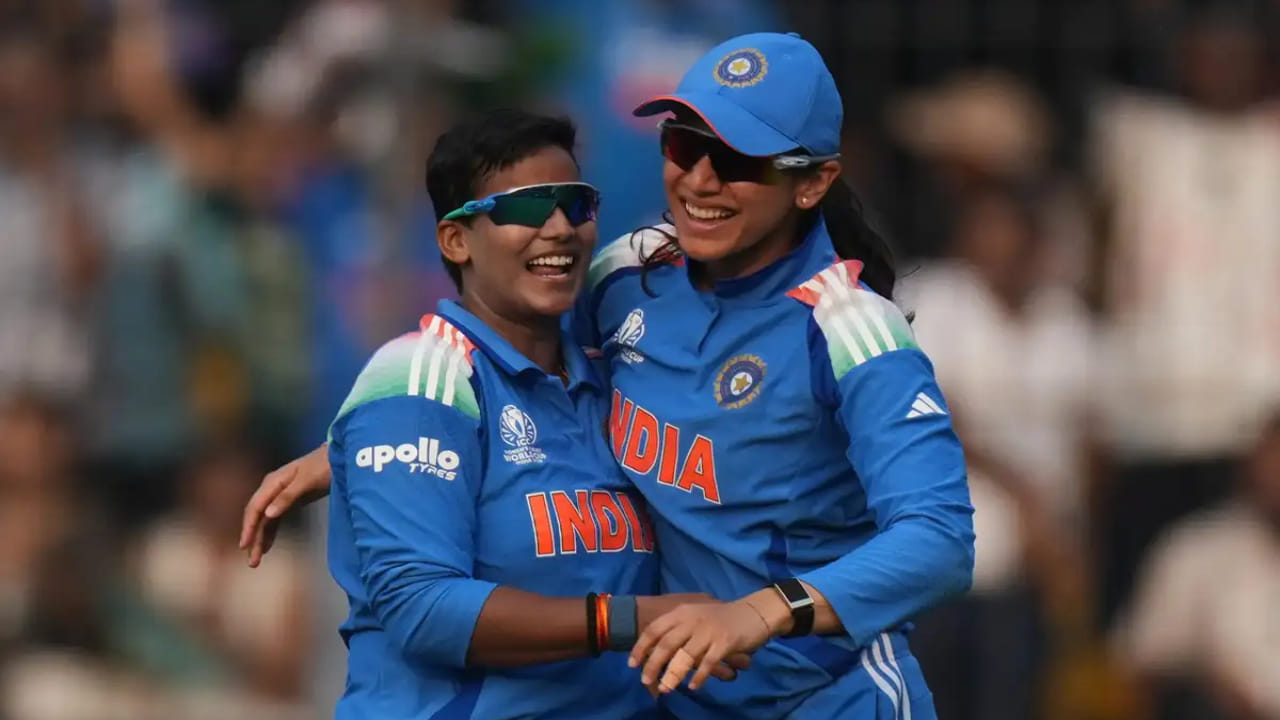 ಐಸಿಸಿ ಬಿಡುಗಡೆ ಮಾಡಿರುವ ಮಹಿಳಾ ಕ್ರಿಕೆಟ್​ನ ಟಿ20 ಶ್ರೇಯಾಂಕದಲ್ಲಿ ಭಾರತದ ಸ್ಟಾರ್ ಆಲ್‌ರೌಂಡರ್ ದೀಪ್ತಿ ಶರ್ಮಾ ನಂಬರ್ ಒನ್ ಬೌಲರ್ ಎನಿಸಿಕೊಂಡಿದ್ದಾರೆ. ಏತನ್ಮಧ್ಯೆ, ಸ್ಮೃತಿ ಮಂಧಾನಗೆ ಹಿನ್ನಡೆಯಾಗಿದ್ದು, ಬ್ಯಾಟರ್​ಗಳ ಏಕದಿನ ಶ್ರೇಯಾಂಕದಲ್ಲಿ ತಮ್ಮ ನಂಬರ್ ಒನ್ ಸ್ಥಾನವನ್ನು ಕಳೆದುಕೊಂಡಿದ್ದಾರೆ. 