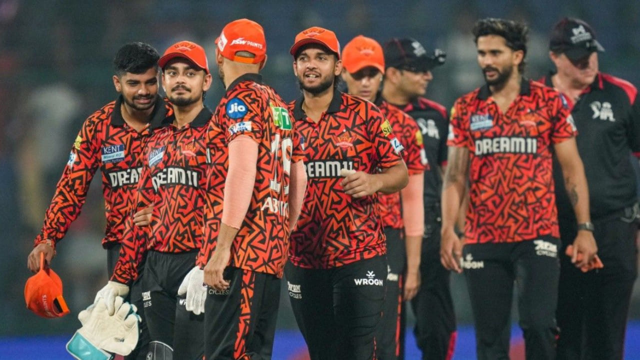 ಸನ್ರೈಸರ್ಸ್ ಹೈದರಾಬಾದ್: ಪ್ಯಾಟ್ ಕಮ್ಮಿನ್ಸ್ (ನಾಯಕ), ಟ್ರಾವಿಸ್ ಹೆಡ್, ಅಭಿಷೇಕ್ ಶರ್ಮಾ, ಅನಿಕೇತ್ ವರ್ಮಾ, ಆರ್. ಸ್ಮರಣ್, ಇಶಾನ್ ಕಿಶನ್, ಹೆನ್ರಿಚ್ ಕ್ಲಾಸೆನ್, ನಿತೀಶ್ ಕುಮಾರ್ ರೆಡ್ಡಿ, ಹರ್ಷ್ ದುಬೆ, ಕಮಿಂದು ಮೆಂಡಿಸ್, ಹರ್ಷಲ್ ಪಟೇಲ್, ಬ್ರೈಡನ್ ಕಾರ್ಸೆ, ಜಯದೇವ್ ಉನದ್ಕತ್, ಎಶಾನ್ ಮಾಲಿಂಗ, ಜೀಶನ್ ಅನ್ಸಾರಿ, ಶಿವಂಗ್ ಕುಮಾರ್, ಸಲೀಲ್ ಅರೋರಾ, ಸಾಕಿಬ್ ಹುಸೇನ್, ಓಂಕಾರ್ ತರ್ಮಲೆ, ಅಮಿತ್ ಕುಮಾರ್, ಪ್ರಫುಲ್ ಹಿಂಗೆ, ಕ್ರೇನ್ಸ್ ಫುಲೆಟ್ರಾ, ಲಿಯಾಮ್ ಲಿವಿಂಗ್ಸ್ಟೋನ್, ಶಿವಂ ಮಾವಿ, ಜ್ಯಾಕ್ ಎಡ್ವರ್ಡ್ಸ್.