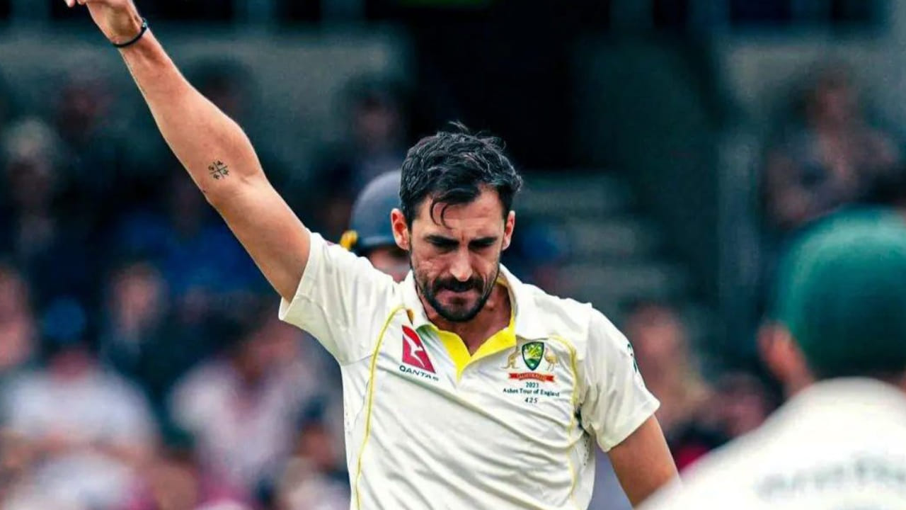 ವಾಸ್ತವವಾಗಿ ಟೆಸ್ಟ್ ಕ್ರಿಕೆಟ್ನಲ್ಲಿ ಅತಿ ಹೆಚ್ಚು ವಿಕೆಟ್ ಉರುಳಿಸಿದ ಎಡಗೈ ವೇಗಿಗಳ ಪಟ್ಟಿಯಲ್ಲಿ ಪಾಕಿಸ್ತಾನದ ಮಾಜಿ ನಾಯಕ ವಾಸಿಮ್ ಅಕ್ರಮ್ ಮೊದಲ ಸ್ಥಾನದಲ್ಲಿದ್ದರು. ಅಕ್ರಮ್ 104 ಪಂದ್ಯಗಳಲ್ಲಿ 23.62 ಸರಾಸರಿಯಲ್ಲಿ 414 ವಿಕೆಟ್ಗಳನ್ನು ಪಡೆದಿದ್ದರು. ಇದೀಗ ಮಿಚೆಲ್ ಸ್ಟಾರ್ಕ್ ಅಕ್ರಮ್ ಅವರನ್ನು ಹಿಂದಿಕ್ಕಿ ಟೆಸ್ಟ್ ಕ್ರಿಕೆಟ್ನಲ್ಲಿ ಅತಿ ಹೆಚ್ಚು ವಿಕೆಟ್ ಪಡೆದ ಎಡಗೈ ವೇಗಿ ಎನಿಸಿಕೊಂಡಿದ್ದಾರೆ.