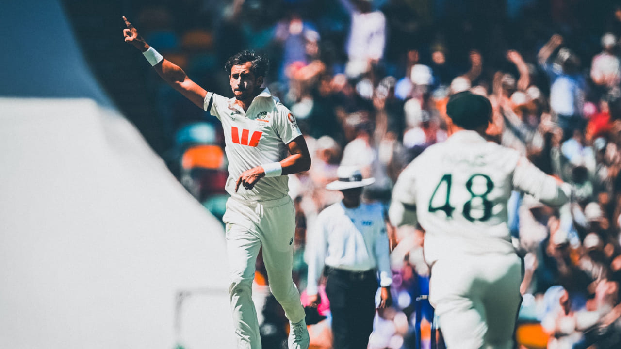 ಗಬ್ಬಾ ಟೆಸ್ಟ್ನಲ್ಲಿ ವಾಸಿಮ್ ಅಕ್ರಮ್ ಅವರ ದಾಖಲೆಯನ್ನು ಮುರಿದ ಮೂಲಕ, ಮಿಚೆಲ್ ಸ್ಟಾರ್ಕ್ ಎಡಗೈ ವೇಗಿಗಳಲ್ಲಿ ನಂಬರ್ ಒನ್ ಆಗಿದ್ದು ಮಾತ್ರವಲ್ಲದೆ, ವಾರ್ನ್ ಮತ್ತು ಮೆಕ್ಗ್ರಾತ್ ನಂತರ ಗಬ್ಬಾದಲ್ಲಿ ಆಡಿದ ಟೆಸ್ಟ್ಗಳಲ್ಲಿ ಅತಿ ಹೆಚ್ಚು ವಿಕೆಟ್ಗಳನ್ನು ಪಡೆದ ಮೂರನೇ ಆಸ್ಟ್ರೇಲಿಯನ್ ಎಂಬ ಹೆಗ್ಗಳಿಕೆಗೆ ಪಾತ್ರರಾಗಿದ್ದಾರೆ. ಈ ವಿಷಯದಲ್ಲಿ ಅವರು ನಾಥನ್ ಲಿಯಾನ್ ಅವರನ್ನು ಮೀರಿಸಿದ್ದಾರೆ.