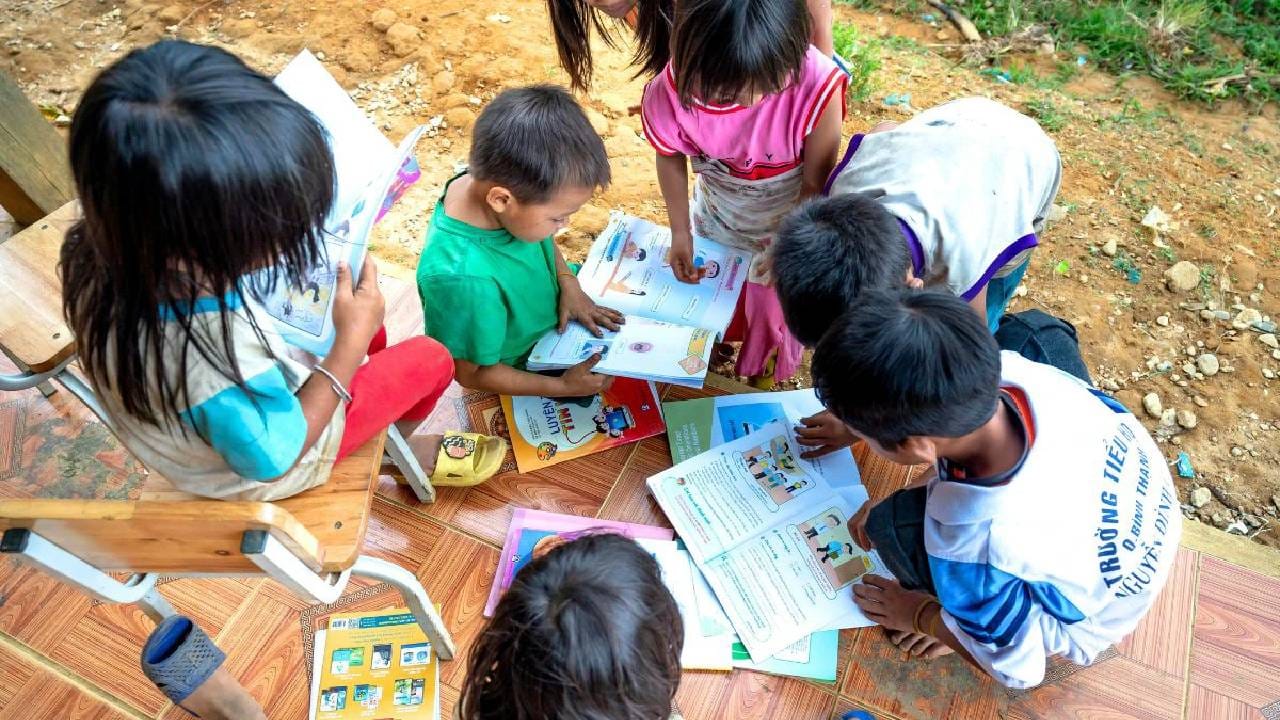 ತರಗತಿಯಲ್ಲಿ ಶಿಕ್ಷಕರ ಎದುರೇ ಸಹಪಾಠಿಯ ಕತ್ತು ಸೀಳಿದ ವಿದ್ಯಾರ್ಥಿ ತರಗತಿಯಲ್ಲಿ ಶಿಕ್ಷಕರ ಎದುರೇ ಸಹಪಾಠಿಯ ಕತ್ತು ಸೀಳಿದ ವಿದ್ಯಾರ್ಥಿ