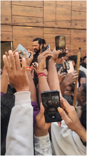 ಸುದೀಪ್ ಮನೆ ಎದುರು ಅಭಿಮಾನಿಗಳ ದಂಡು