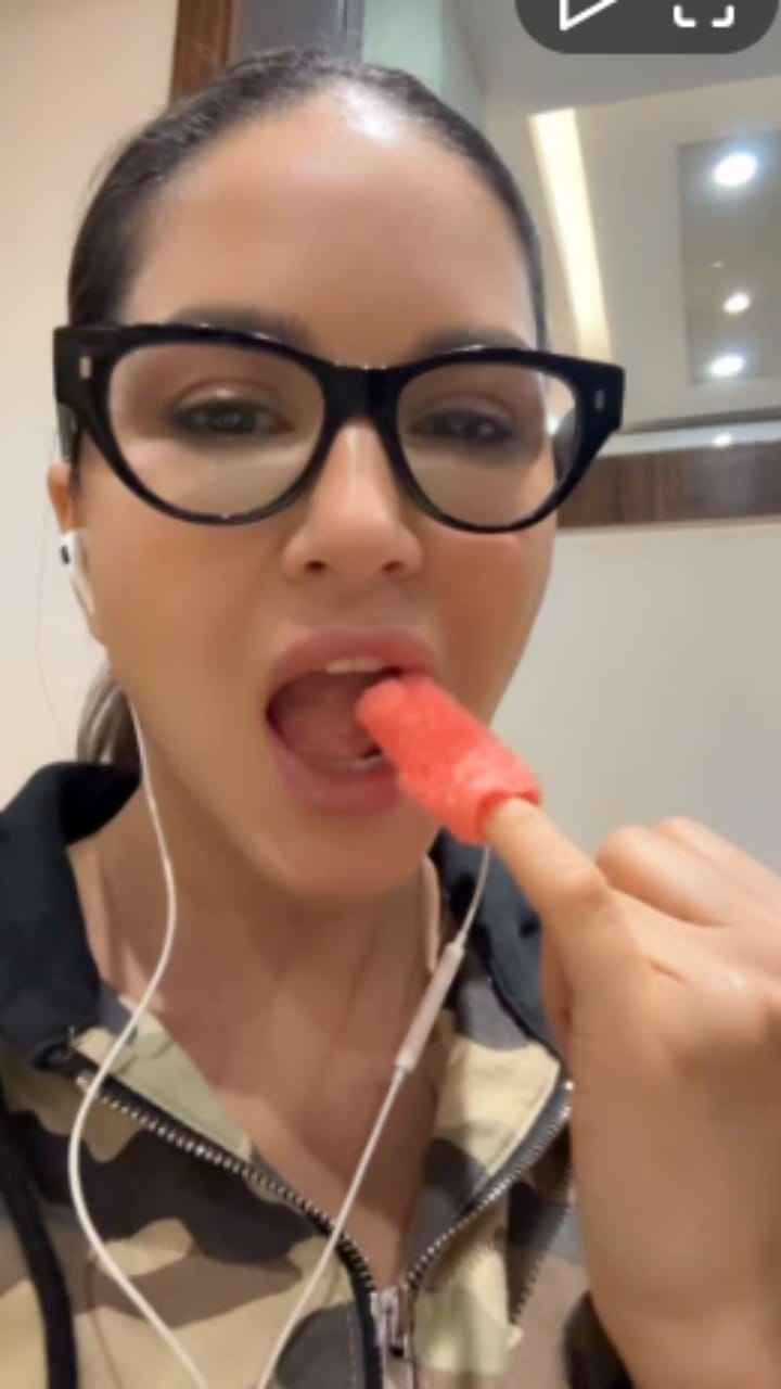 ಬೋಟಿ ತಿನ್ನುವುದು ಹೇಗೆ? ಸನ್ನಿ ಲಿಯೋನಿ ತೋರಿಸುತ್ತಾರೆ ನೋಡಿ