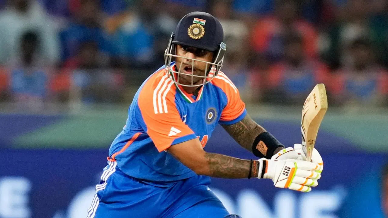 ದಕ್ಷಿಣ ಆಫ್ರಿಕಾ ವಿರುದ್ಧದ ಟಿ 20 ಸರಣಿಯ ಮೊದಲ ಪಂದ್ಯದಲ್ಲಿ ಸೂರ್ಯಕುಮಾರ್ ಯಾದವ್ ಅವರ ಕಳಪೆ ಪ್ರದರ್ಶನ ಎಲ್ಲರನ್ನೂ ಆಶ್ಚರ್ಯಗೊಳಿಸಿದೆ. ಯಾದವ್ ಅವರ ಇತ್ತೀಚಿನ ಪ್ರದರ್ಶನವು ಅವರ ನಾಯಕತ್ವದ ಬಗ್ಗೆ ಮಾತ್ರವಲ್ಲದೆ ತಂಡದಲ್ಲಿ ಅವರ ಸ್ಥಾನದ ಬಗ್ಗೆಯೂ ಪ್ರಶ್ನೆಗಳನ್ನು ಹುಟ್ಟುಹಾಕುತ್ತಿದೆ.