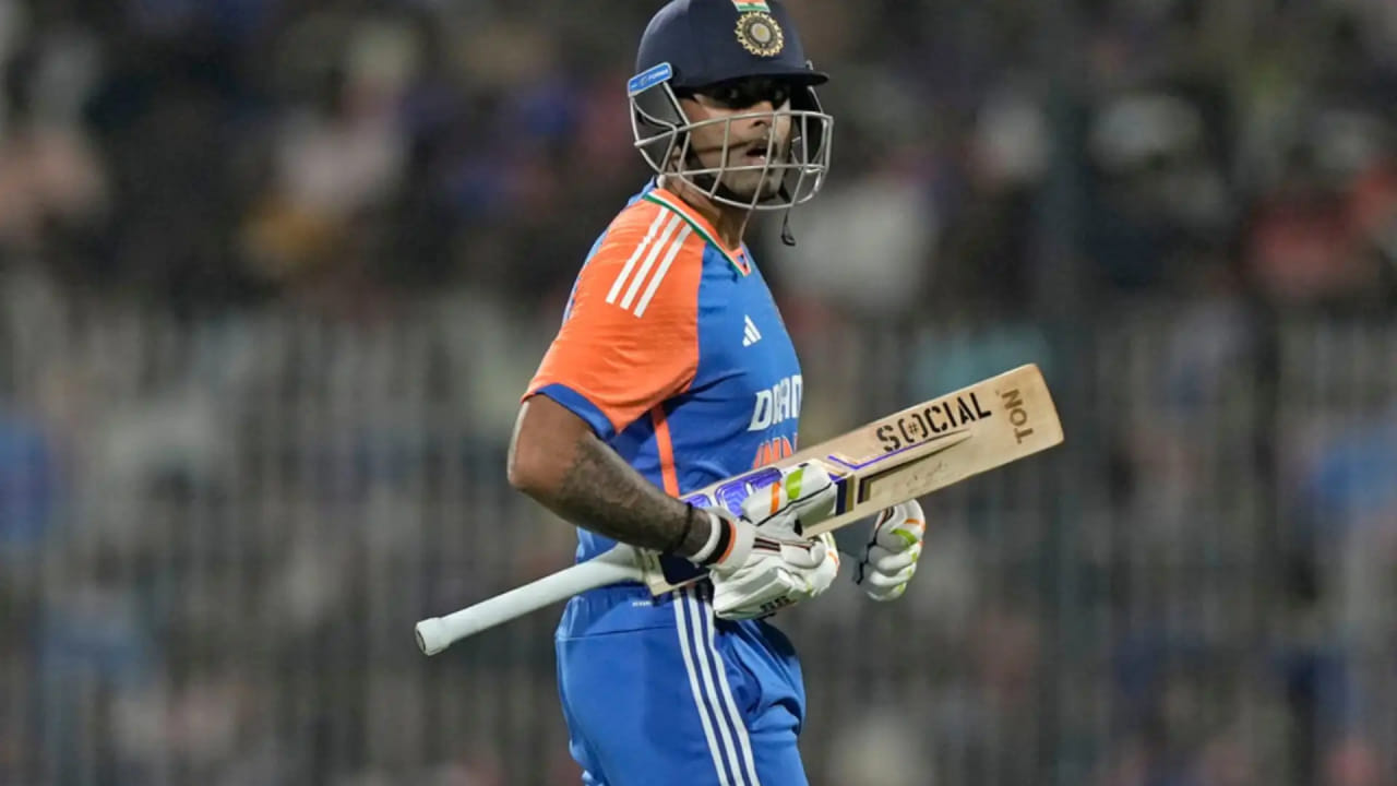 ಉಪನಾಯಕ ಗಿಲ್ ಔಟಾದ ನಂತರ ಕ್ರೀಸ್ಗೆ ಬಂದ ನಾಯಕ ಸೂರ್ಯಕುಮಾರ್ ಯಾದವ್ ಮೇಲೆ ಬೆಟ್ಟದಷ್ಟು ನಿರೀಕ್ಷೆಗಳಿದ್ದವು. ಏಕೆಂದರೆ ಈ ಇಡೀ ವರ್ಷ ಸೂರ್ಯ ಅವರ ಬ್ಯಾಟ್ನಿಂದ ಯಾವುದೇ ಹೇಳಿಕೊಳ್ಳುವಂತಹ ಇನ್ನಿಂಗ್ಸ್ ಬಂದಿರಲಿಲ್ಲ. ಆದರೆ ಸೈಯದ್ ಮುಷ್ತಾಕ್ ಅಲಿ ಟ್ರೋಫಿಯಲ್ಲಿ ಅವರ ಇತ್ತೀಚಿನ ಪ್ರದರ್ಶನವು ಫಾರ್ಮ್ಗೆ ಮರಳುವ ಭರವಸೆಯನ್ನು ಹುಟ್ಟುಹಾಕಿತ್ತು.