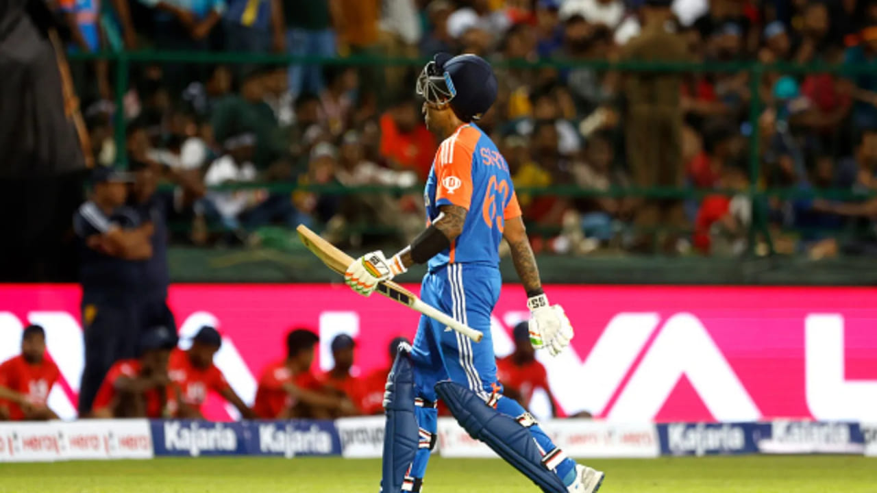 ಮೊದಲ ವಿಕೆಟ್ ಬೇಗನೆ ಕಳೆದುಕೊಂಡ ನಂತರ ನಾಯಕ ಸೂರ್ಯ ದೊಡ್ಡ ಇನ್ನಿಂಗ್ಸ್ ಆಡುತ್ತಾರೆಂದು ನಿರೀಕ್ಷಿಸಲಾಗಿತ್ತು, ಆದರೆ ಅವರು ಕ್ರೀಸ್ಗೆ ಬಂದ ಕ್ಷಣದಿಂದಲೇ ರನ್ಗಳಿಸಲು ಕಷ್ಟಪಟ್ಟರು. ಇದರ ಫಲವಾಗಿ ಸೂರ್ಯ ತಮ್ಮ ಮೊದಲ ಎಂಟು ಎಸೆತಗಳಲ್ಲಿ ಕೇವಲ ಎರಡು ರನ್ ಗಳಿಸಿದರು. ಆದಾಗ್ಯೂ ಮೂರನೇ ಓವರ್ನಲ್ಲಿ ಲುಂಗಿ ಎನ್ಗಿಡಿ ಅವರ ಸತತ ಎಸೆತಗಳಲ್ಲಿ ಸೂರ್ಯ ಬೌಂಡರಿ ಮತ್ತು ಸಿಕ್ಸರ್ ಬಾರಿಸಿದರು. ಆದರೆ ಮುಂದಿನ ಎಸೆತದಲ್ಲೇ ಸುಲಭ ಕ್ಯಾಚ್ ನೀಡಿ ಔಟಾದರು. ಸೂರ್ಯ 11 ಎಸೆತಗಳಲ್ಲಿ ಕೇವಲ 12 ರನ್ ಗಳಿಸಿ ಔಟಾದರು.