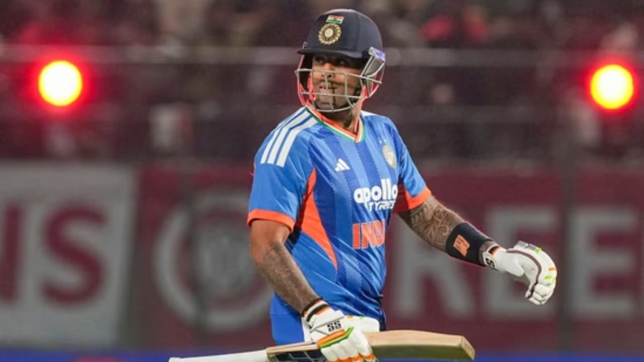 ಭಾರತ ಹಾಗೂ ದಕ್ಷಿಣ ಆಫ್ರಿಕಾ ನಡುವಿನ ಐದನೇ ಟಿ20 ಪಂದ್ಯ ಅಹಮದಾಬಾದ್‌ನ ನರೇಂದ್ರ ಮೋದಿ ಕ್ರೀಡಾಂಗಣದಲ್ಲಿ ನಡೆಯಿತು. ಇದು ಸರಣಿಯ ಕೊನೆಯ ಪಂದ್ಯ ಹಾಗೂ ಸರಣಿ ನಿರ್ಧಾರಕ ಪಂದ್ಯವಾಗಿದ್ದರಿಂದ ಉಭಯ ತಂಡಗಳ ಮೇಲೆ ಸಾಕಷ್ಟು ಒತ್ತಡವಿತ್ತು. ಅದರಲ್ಲೂ ಟೀಂ ಇಂಡಿಯಾ ನಾಯಕ ಸೂರ್ಯಕುಮಾರ್ ಯಾದವ್​ಗೆ ಈ ಪಂದ್ಯ ಮಾಡು ಇಲ್ಲವೇ ಮಡಿ ಪಂದ್ಯವಾಗಿತ್ತು. ಆದರೆ ಈ ಪಂದ್ಯದಲ್ಲೂ ಸೂರ್ಯ ಮಿಂಚಲಿಲ್ಲ.